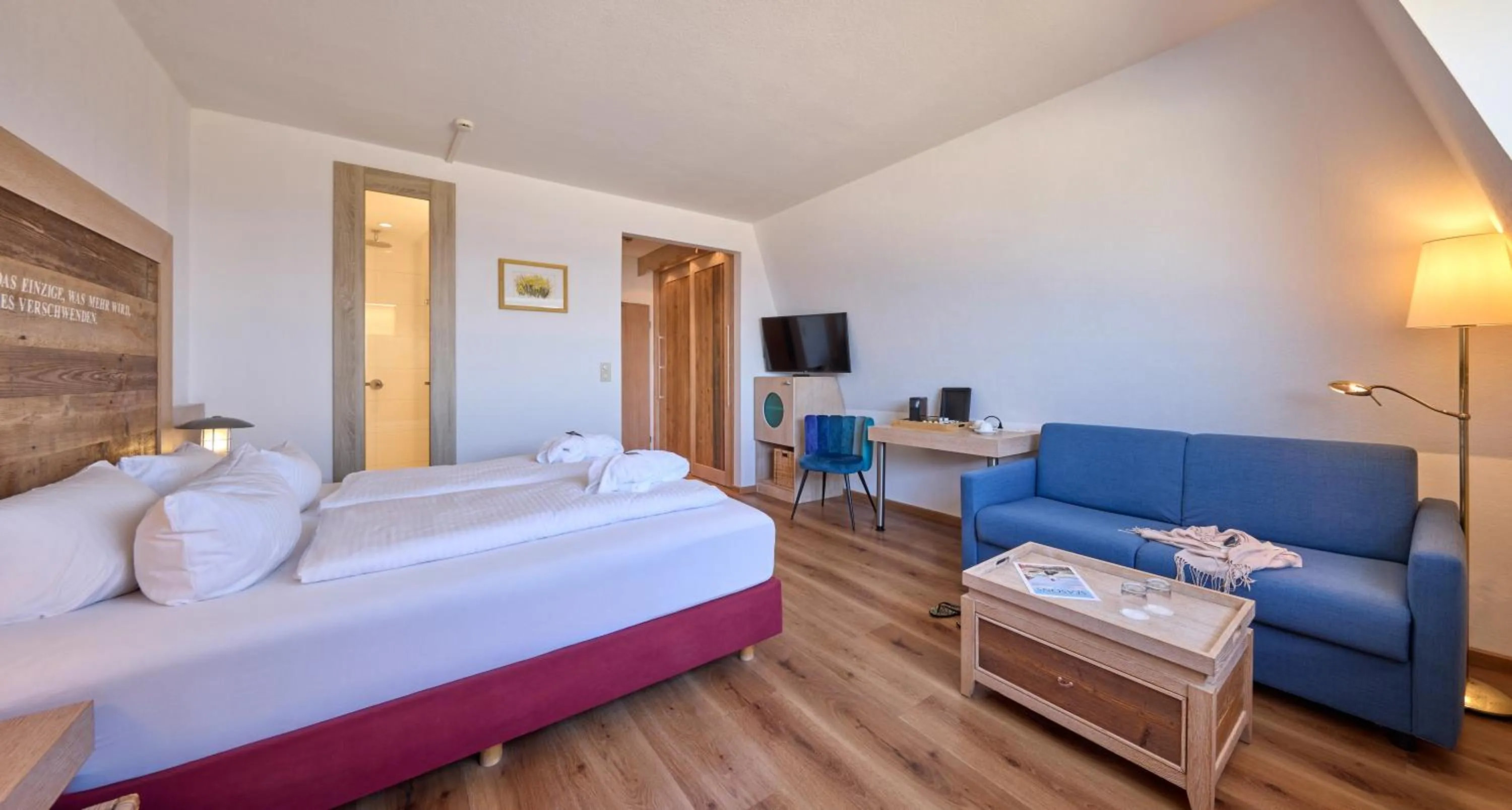 Photo of the whole room, Bed in Strandhotel VierJahresZeiten