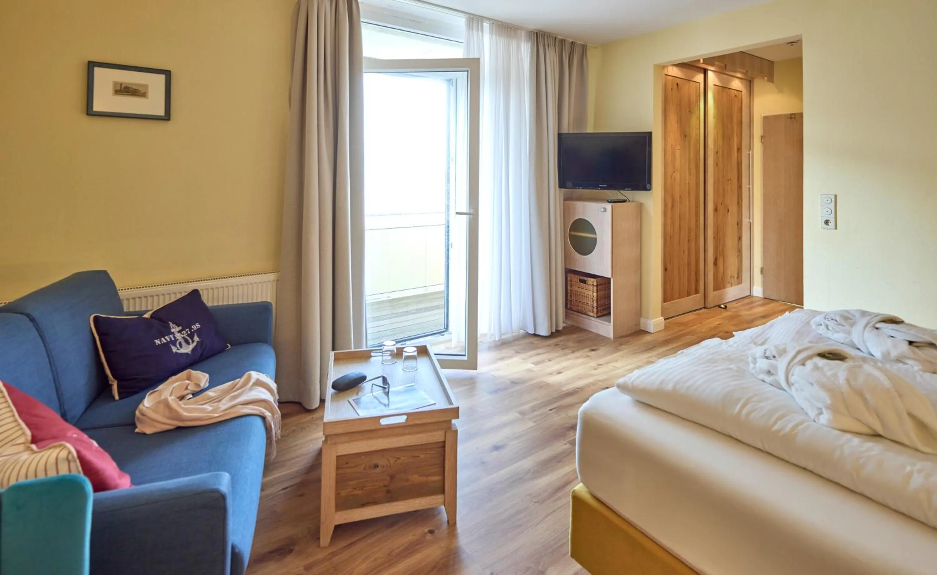 Photo of the whole room, Bed in Strandhotel VierJahresZeiten