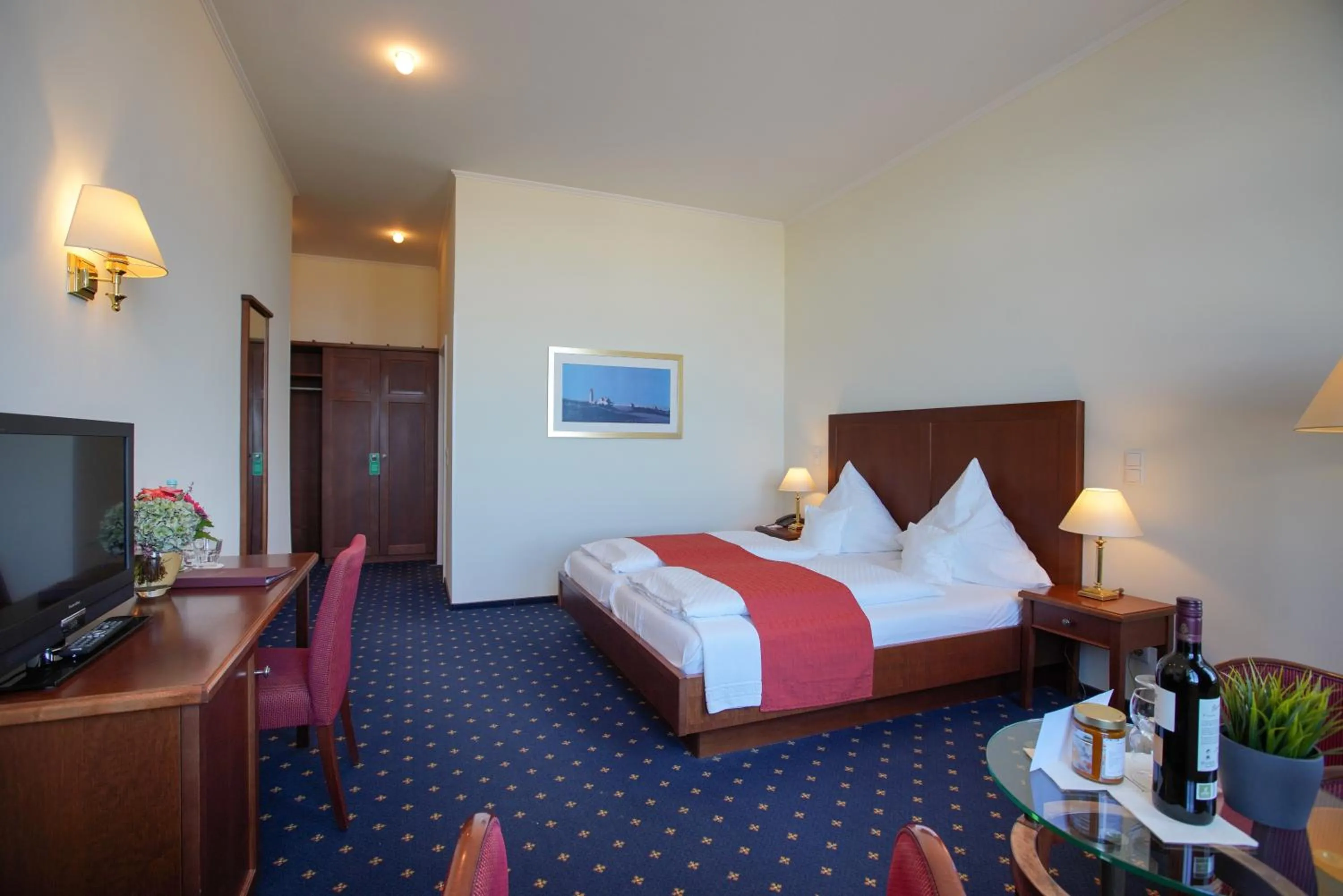 Photo of the whole room, Bed in Strandhotel VierJahresZeiten