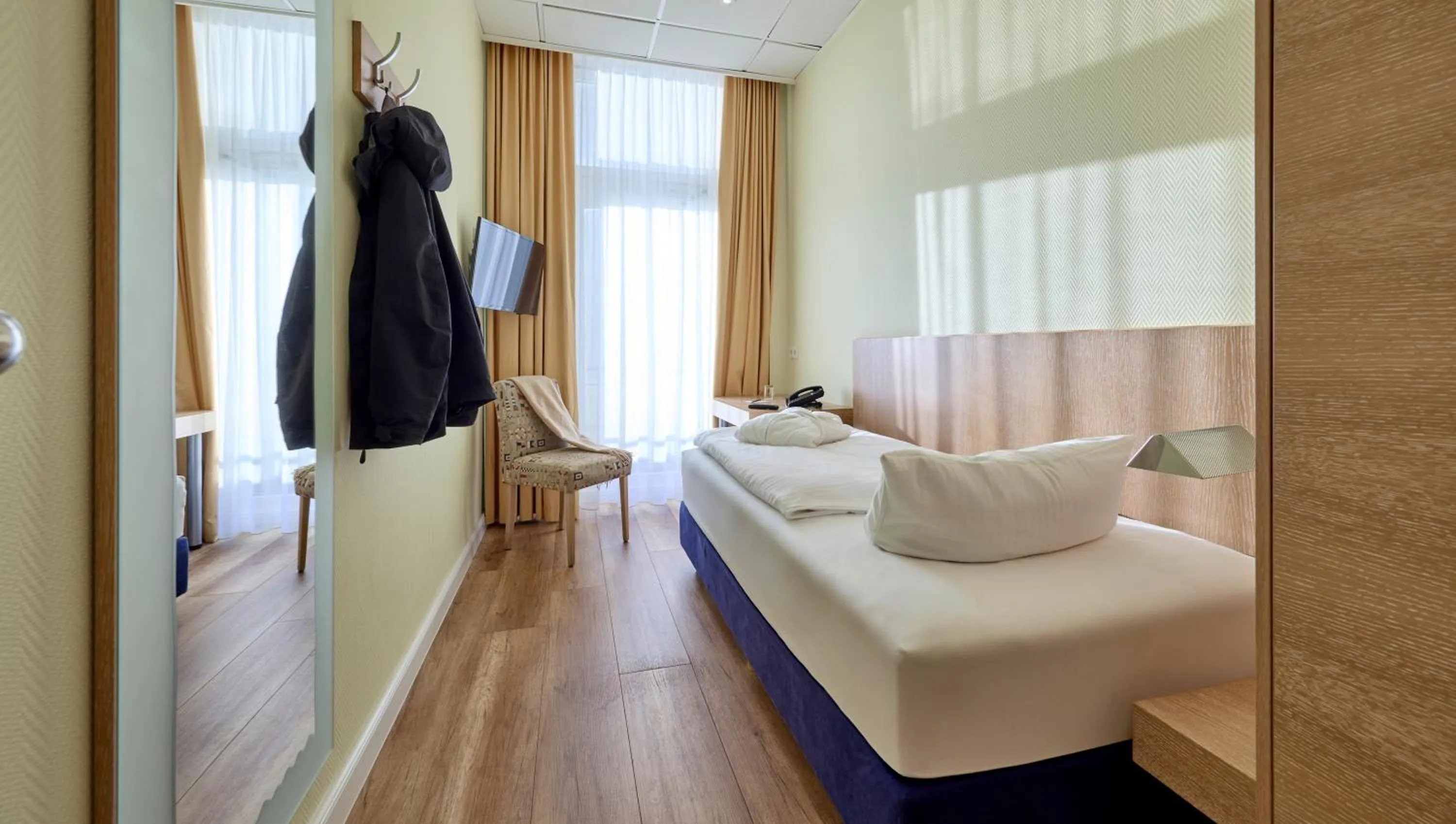 Photo of the whole room, Bed in Strandhotel VierJahresZeiten