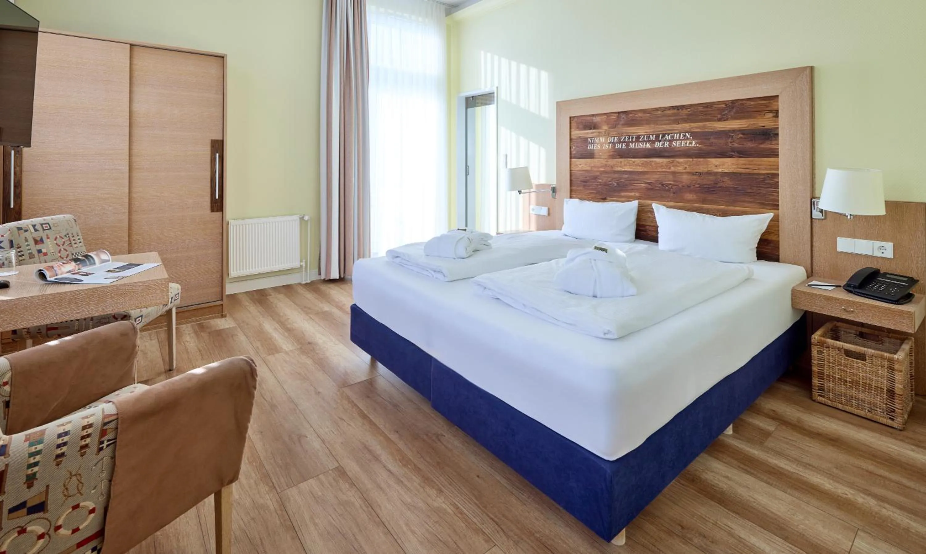 Photo of the whole room, Bed in Strandhotel VierJahresZeiten