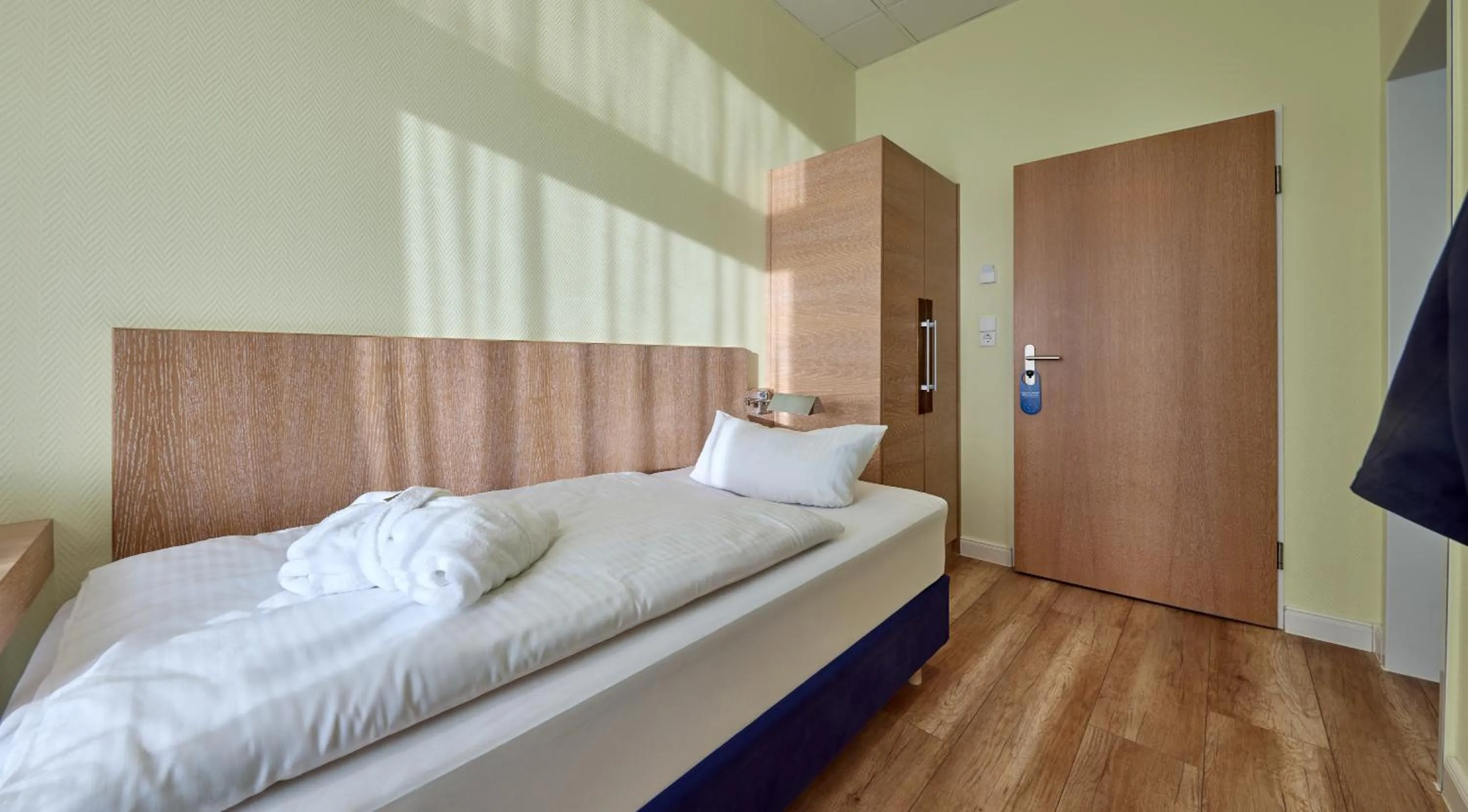 Photo of the whole room, Bed in Strandhotel VierJahresZeiten