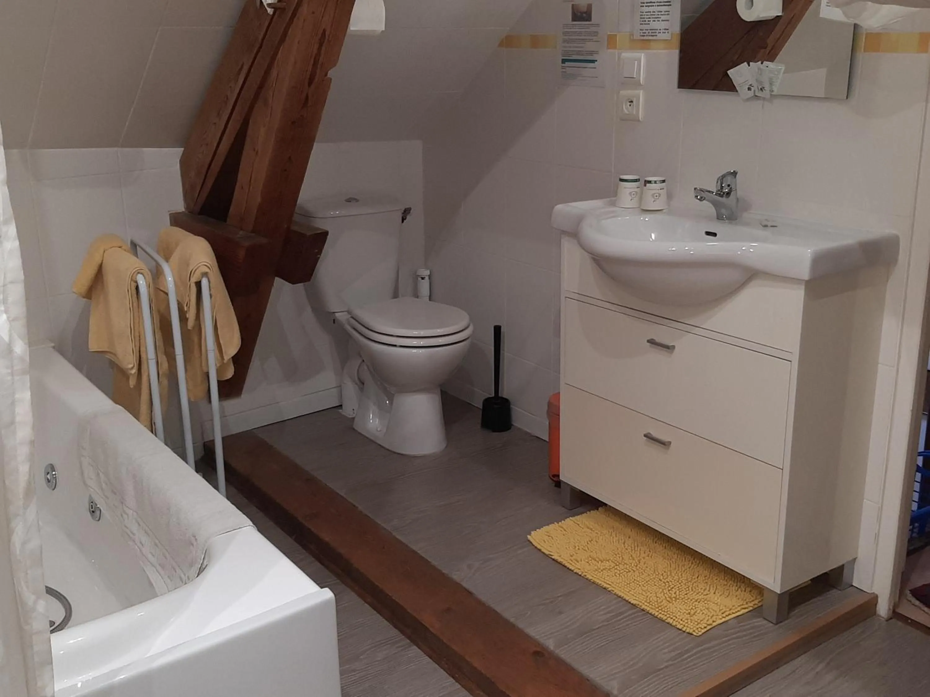 Bathroom in La Coutrotte Becquine