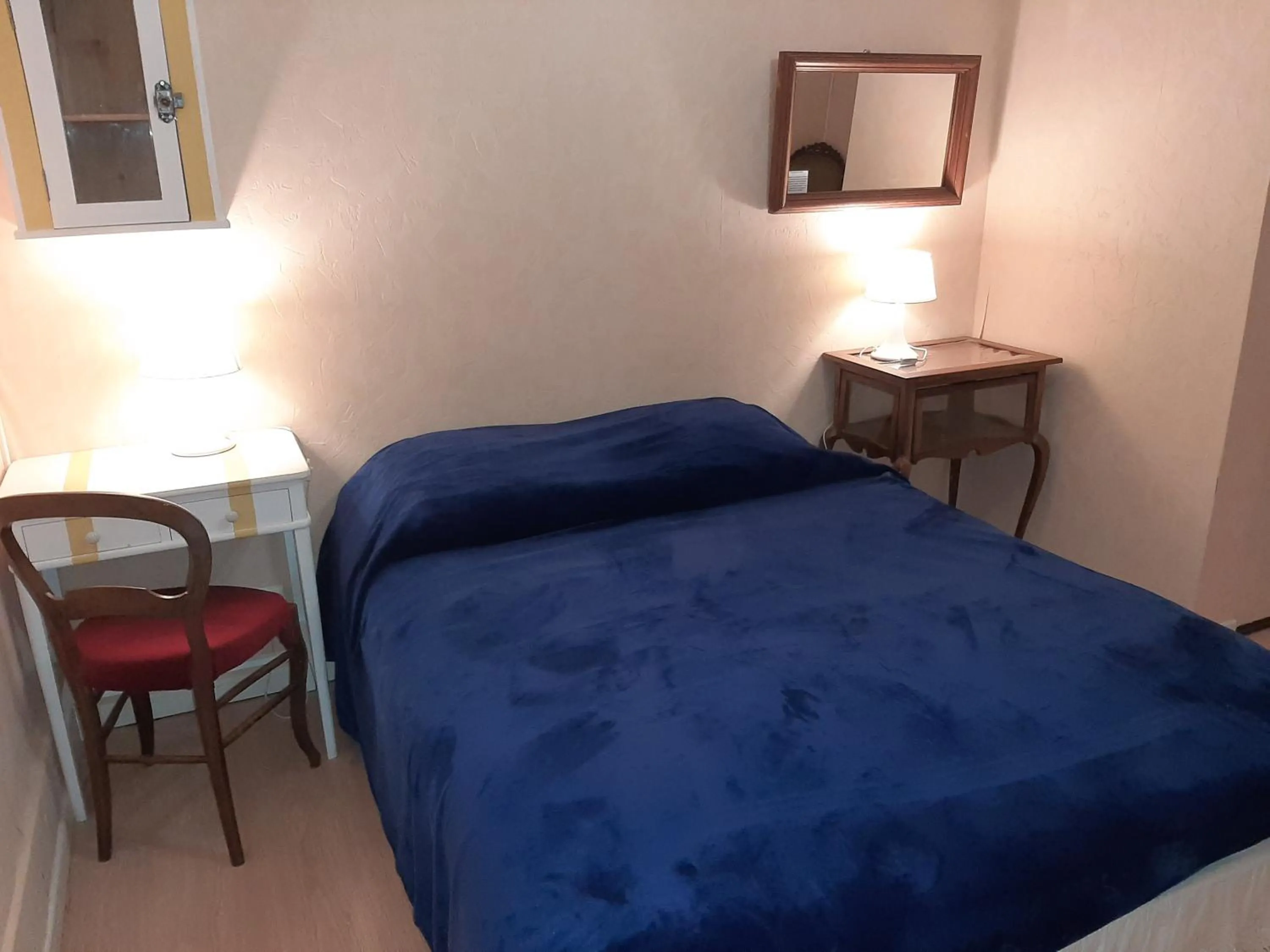 Photo of the whole room, Bed in La Coutrotte Becquine