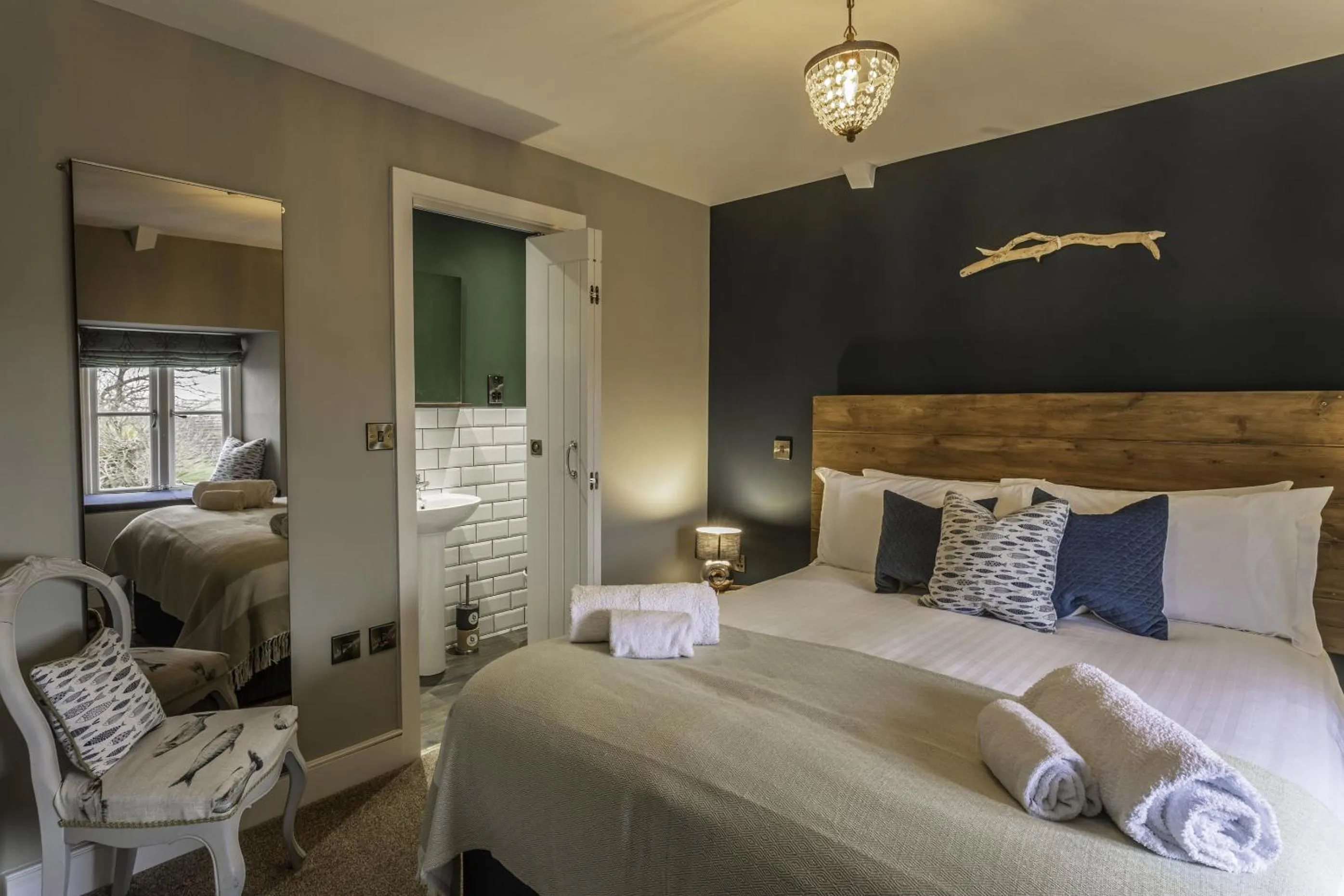 Bedroom, Bed in Church House Inn, Churchstow