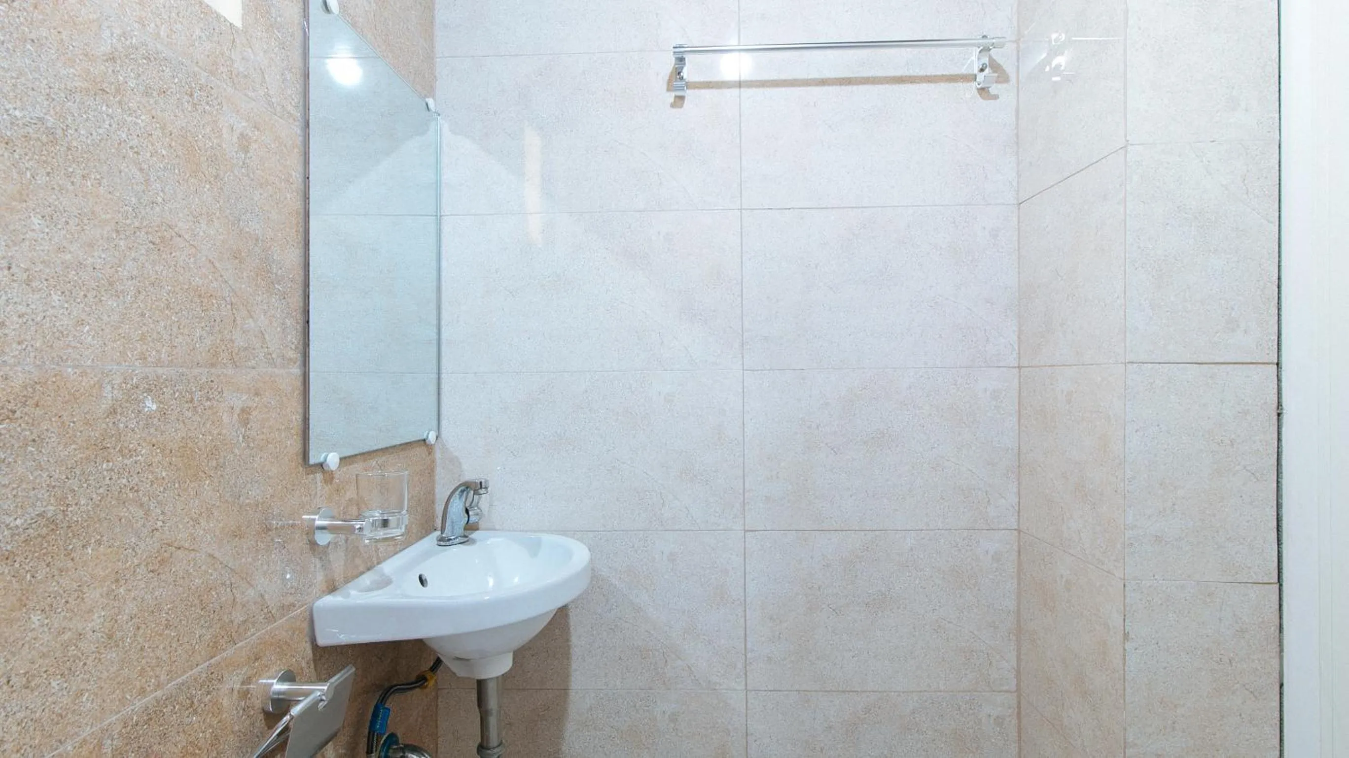 Bathroom in RedDoorz Plus near Uptown BGC Mall