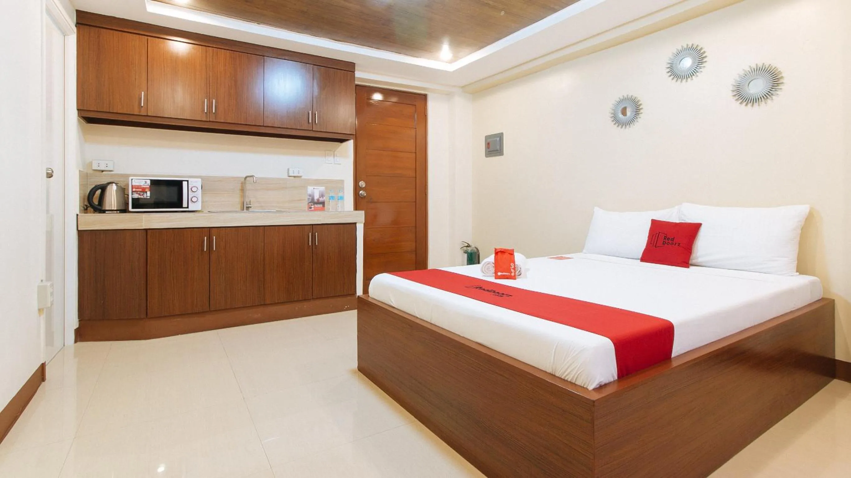 Bed in RedDoorz Plus near Uptown BGC Mall
