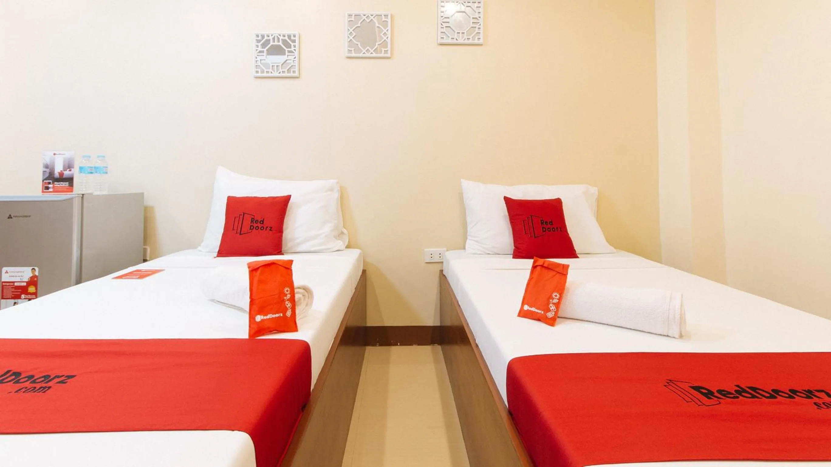 Bed in RedDoorz Plus near Uptown BGC Mall