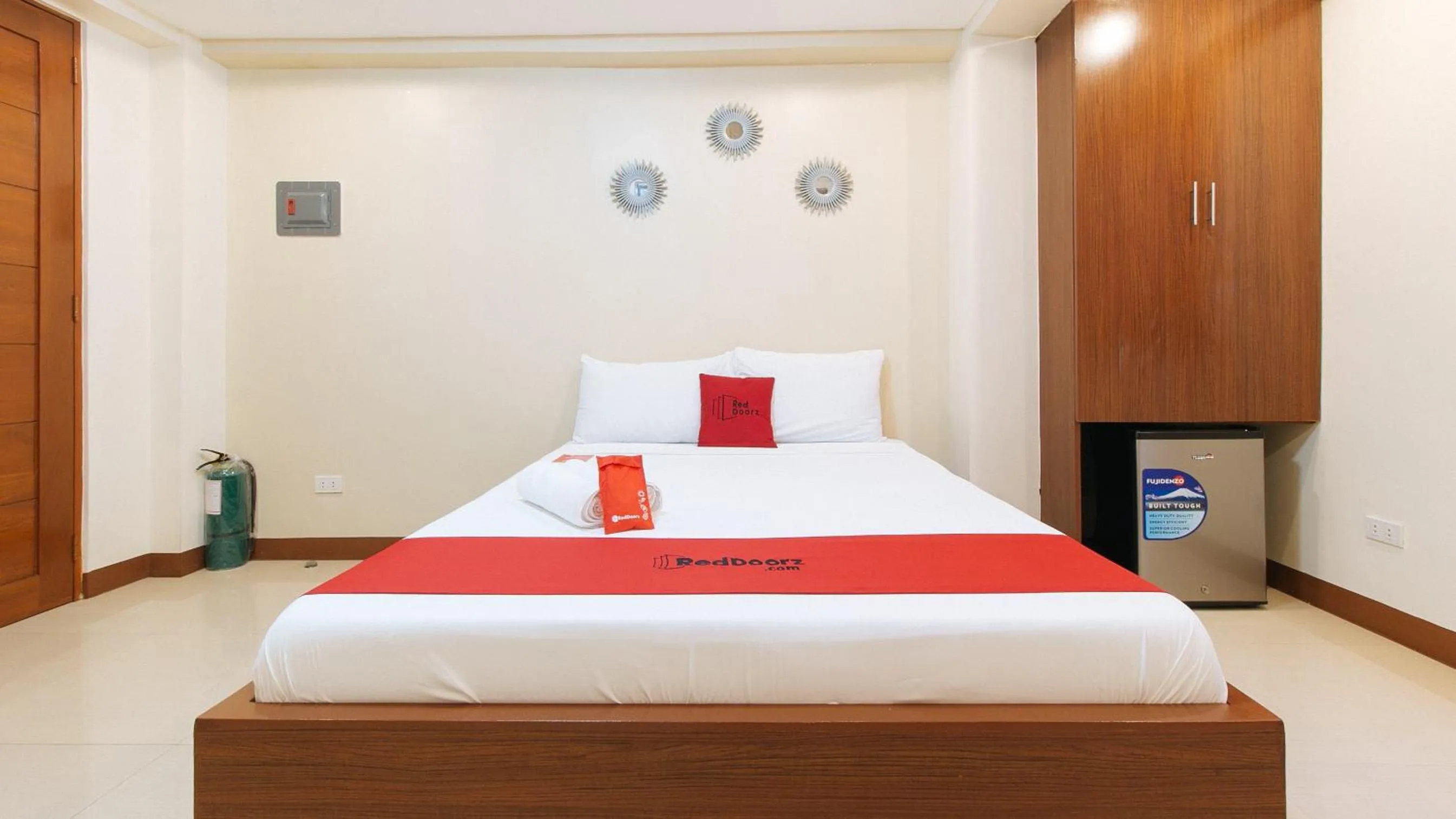 Bed in RedDoorz Plus near Uptown BGC Mall