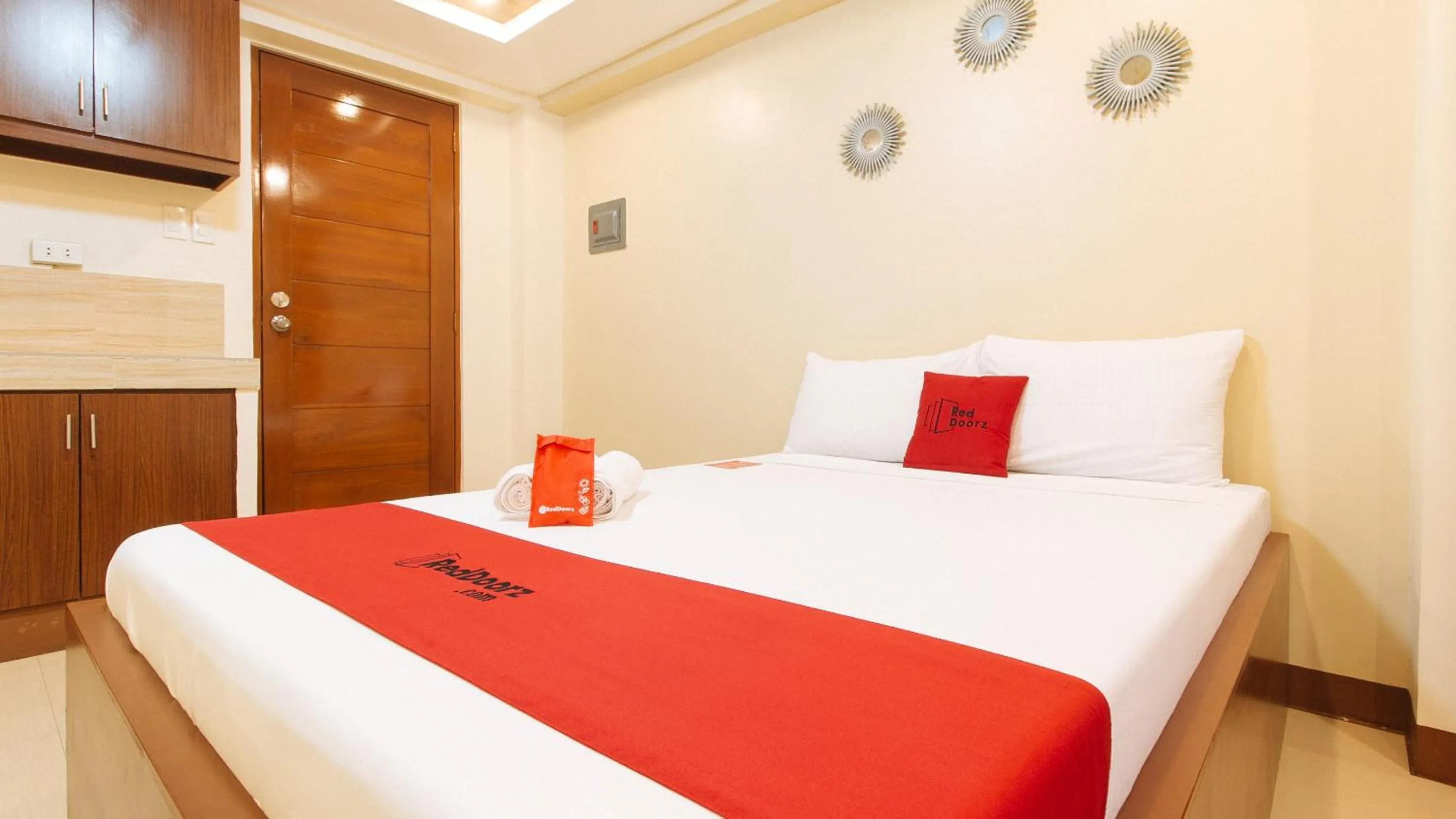 Bed in RedDoorz Plus near Uptown BGC Mall