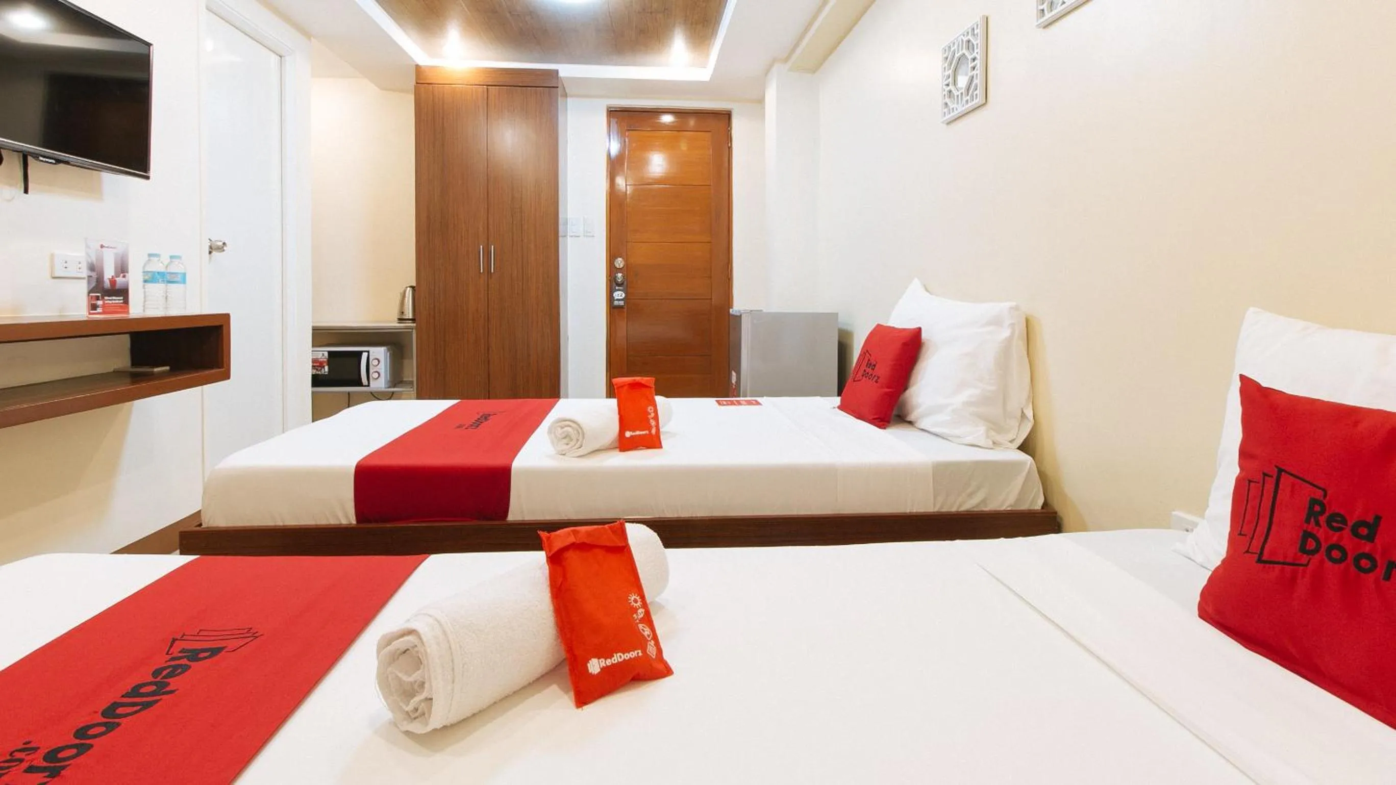 Bed in RedDoorz Plus near Uptown BGC Mall