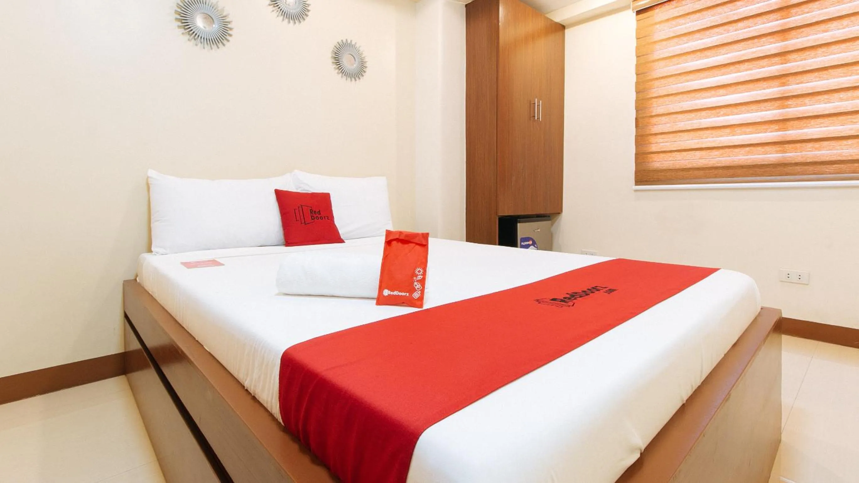 Bed in RedDoorz Plus near Uptown BGC Mall