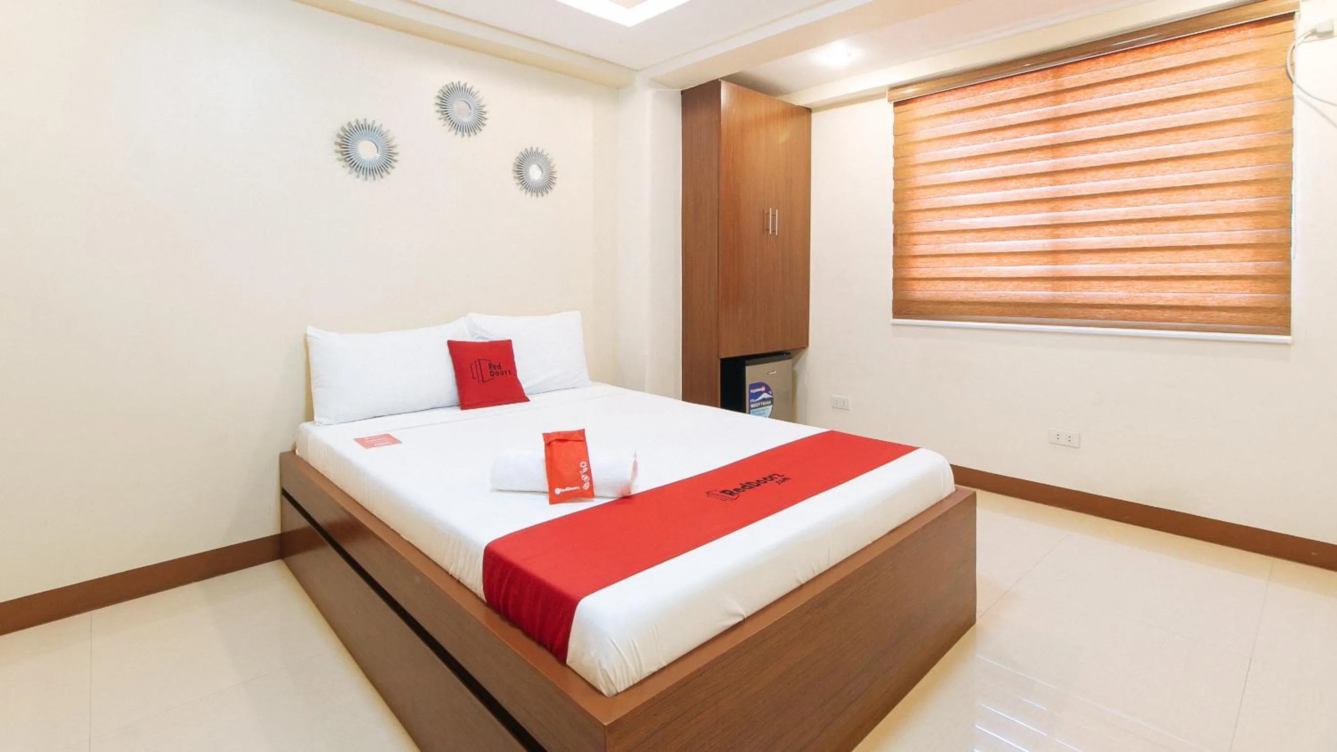 Bed in RedDoorz Plus near Uptown BGC Mall