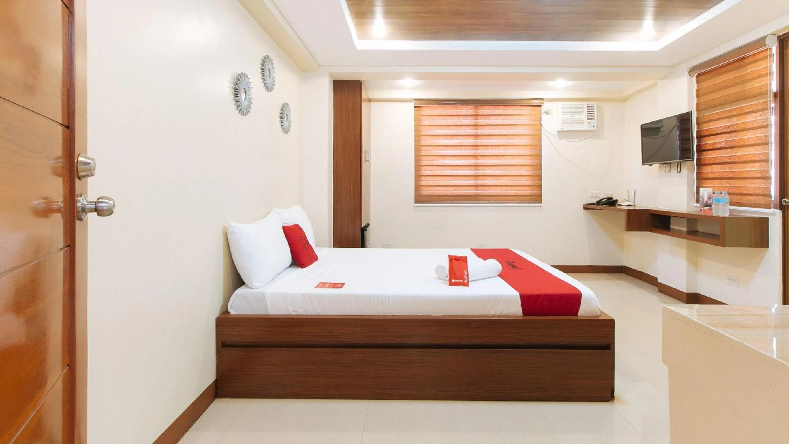 TV and multimedia, Bed in RedDoorz Plus near Uptown BGC Mall