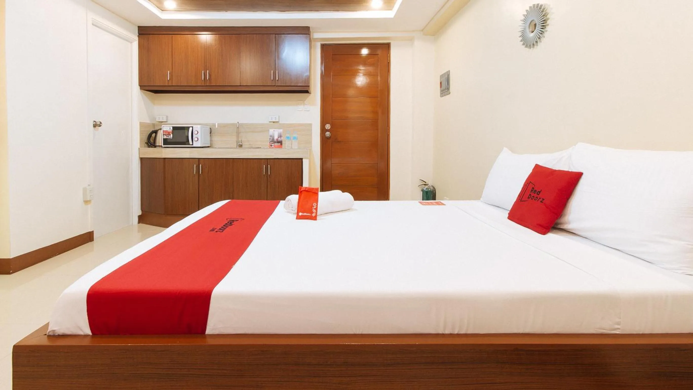 Bed in RedDoorz Plus near Uptown BGC Mall