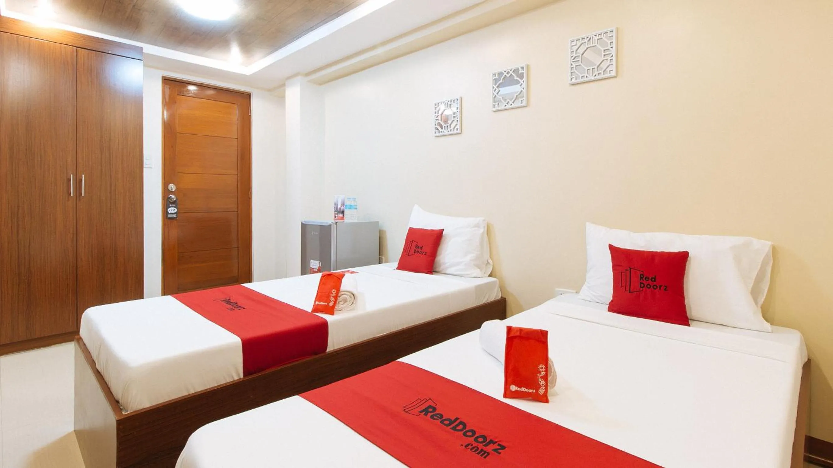 Bed in RedDoorz Plus near Uptown BGC Mall