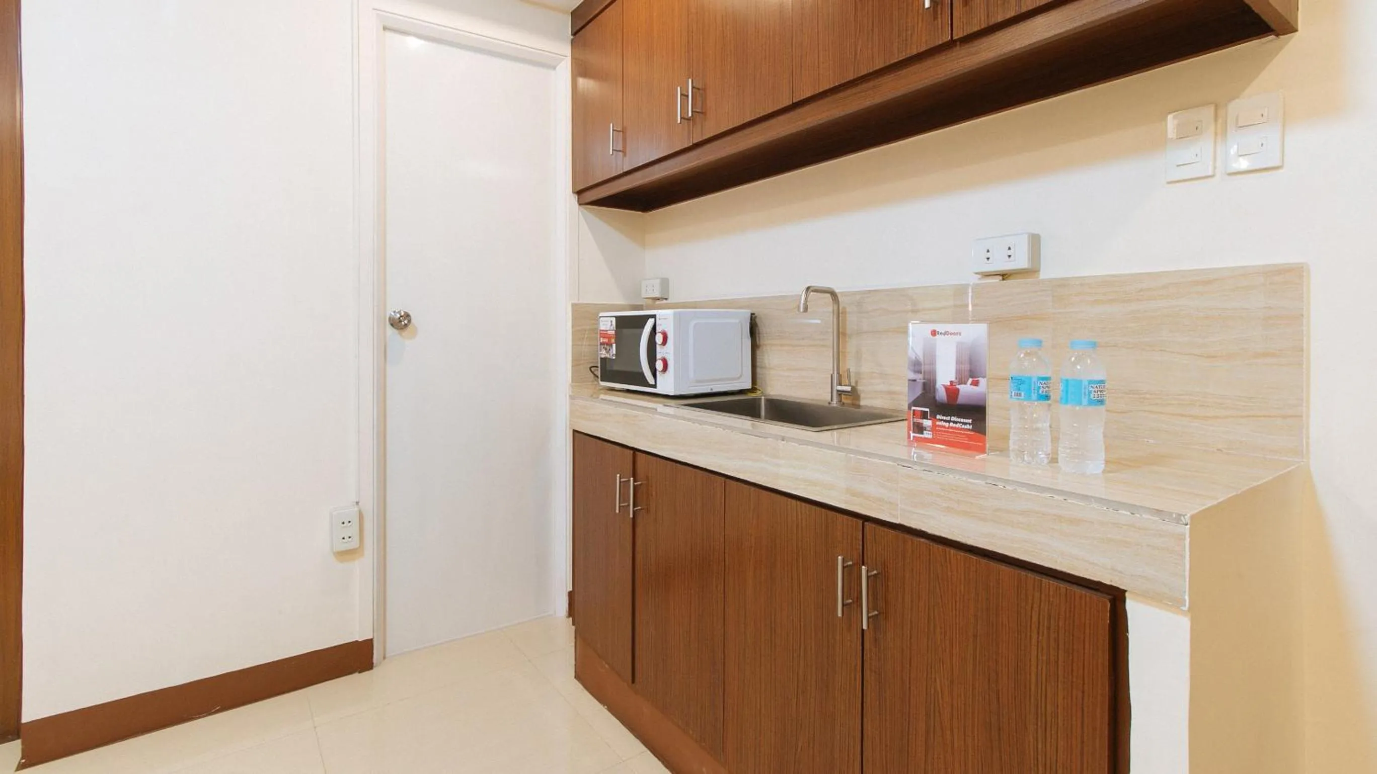 Kitchen or kitchenette in RedDoorz Plus near Uptown BGC Mall