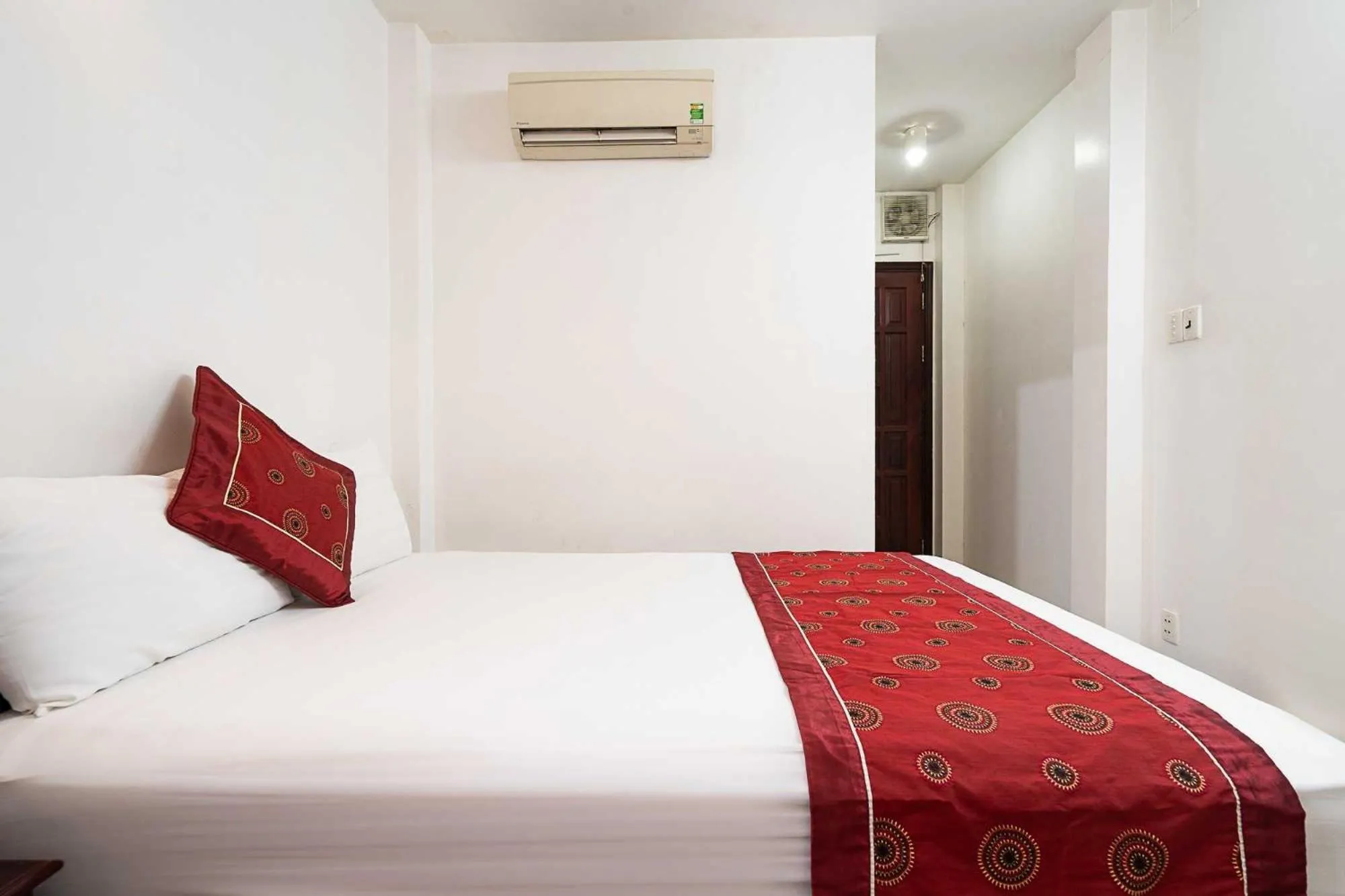 Bedroom, Bed in Collection O Dinh Dinh Hotel - Near Tan Son Nhat Airport