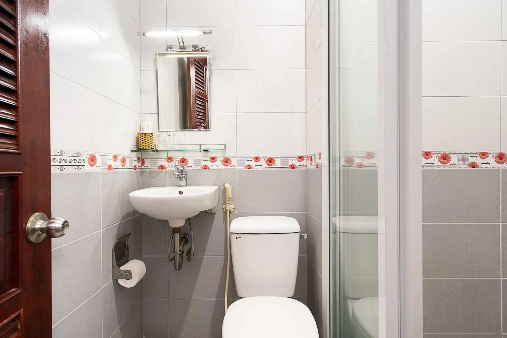 Bathroom in Collection O Dinh Dinh Hotel - Near Tan Son Nhat Airport