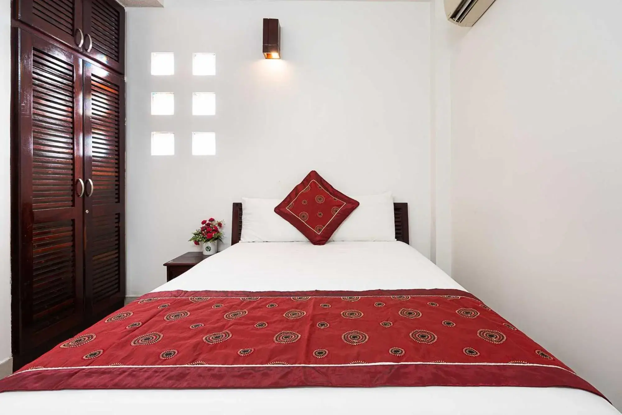 Standard Double Room in Collection O Dinh Dinh Hotel - Near Tan Son Nhat Airport Standard Double Room in Collection O Dinh Dinh Hotel - Near Tan Son Nhat Airport