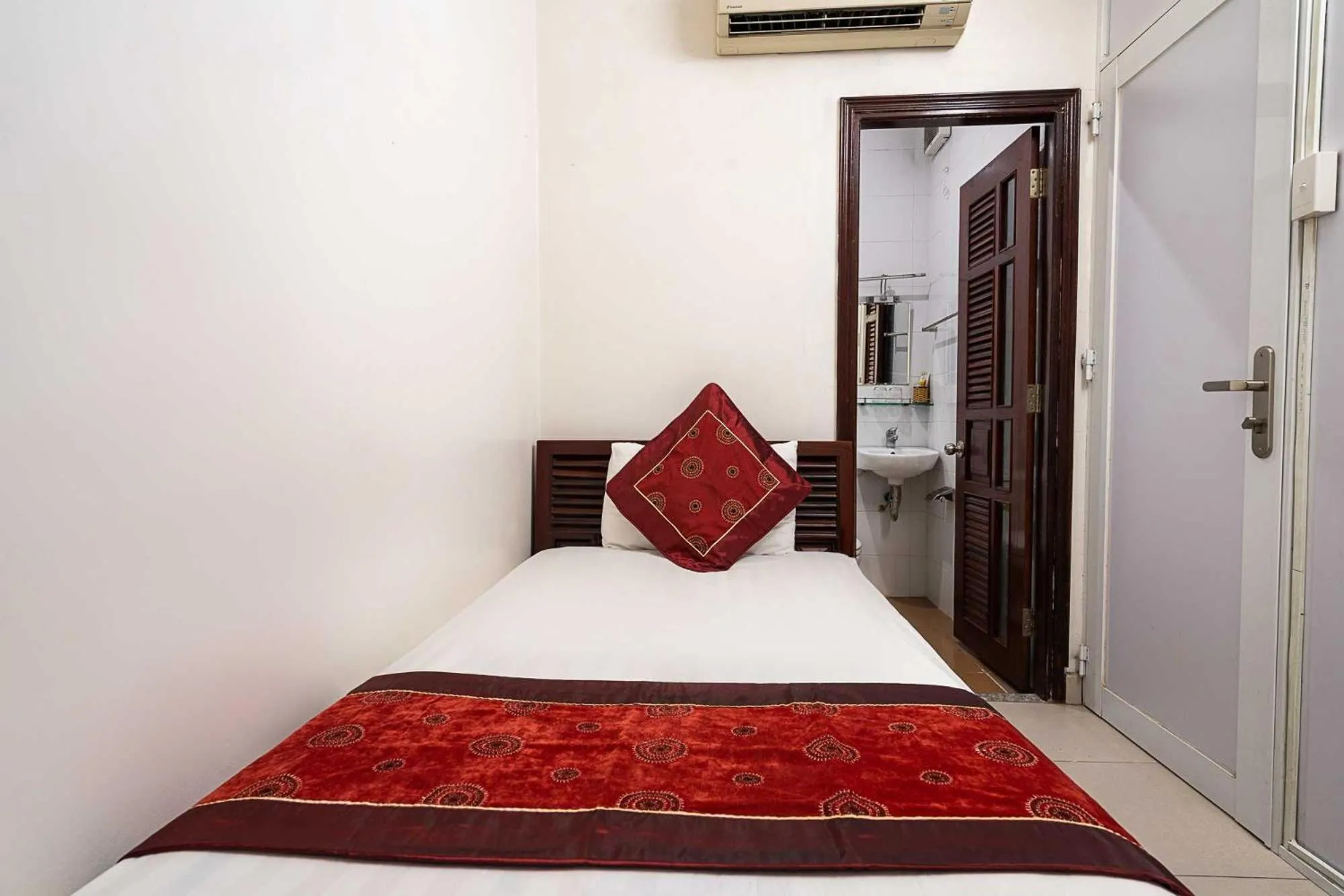 Bed in Collection O Dinh Dinh Hotel - Near Tan Son Nhat Airport