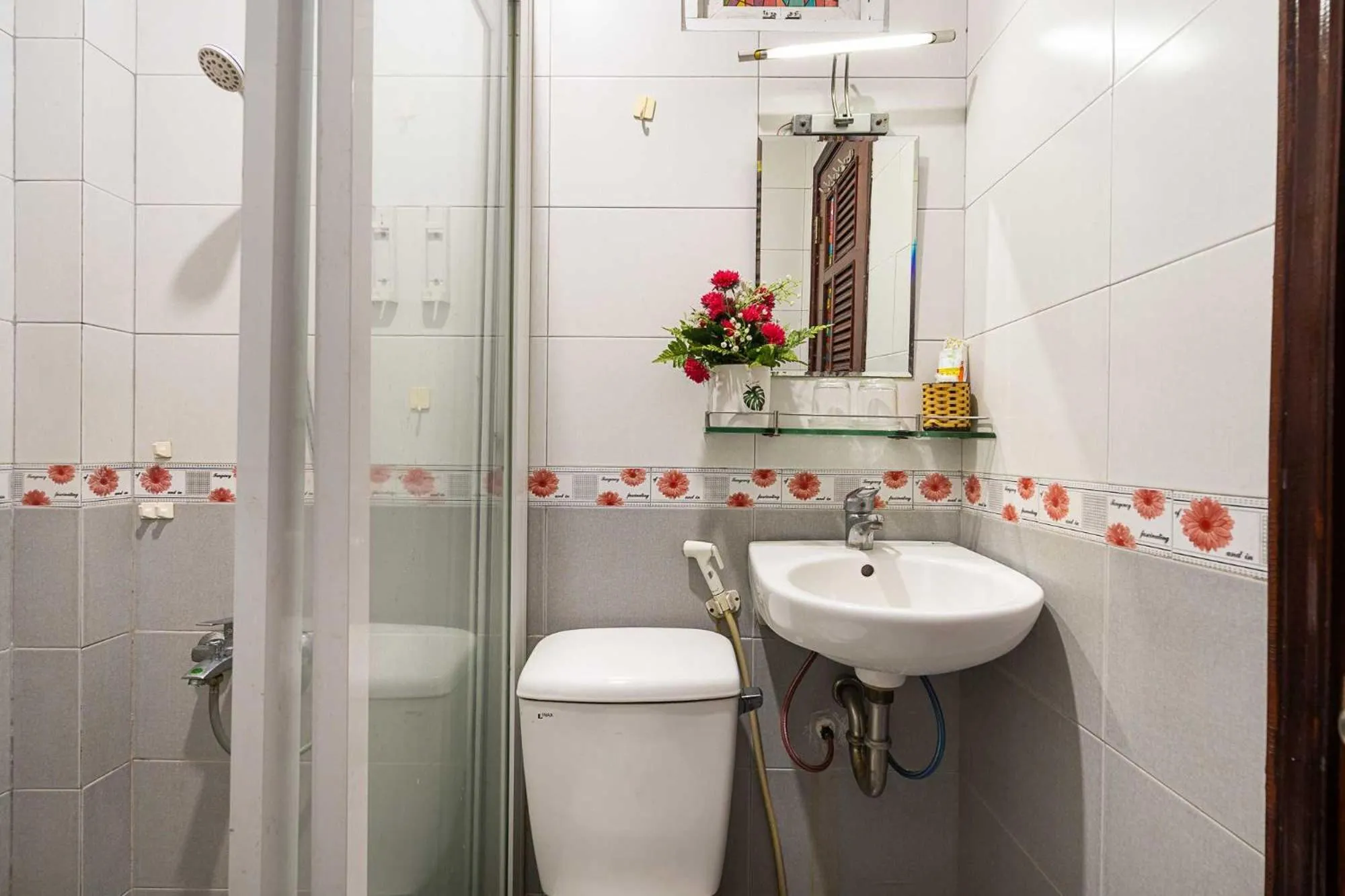 Bathroom in Collection O Dinh Dinh Hotel - Near Tan Son Nhat Airport