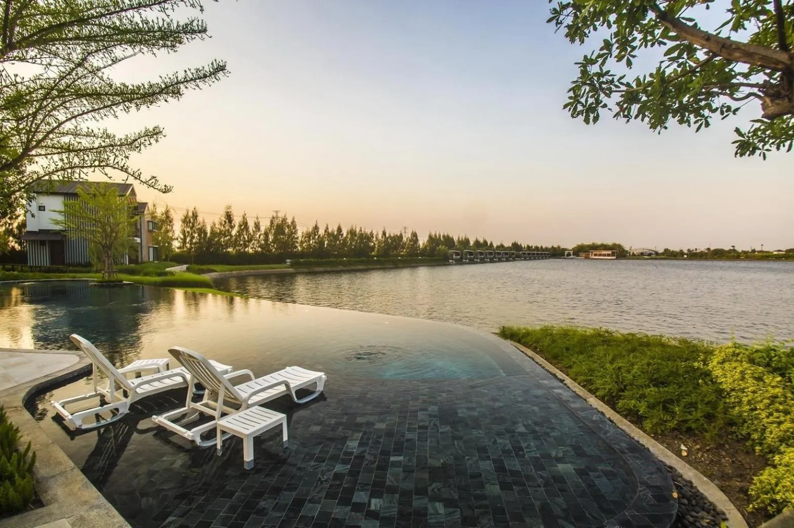 Saksiam Lakeside Resort