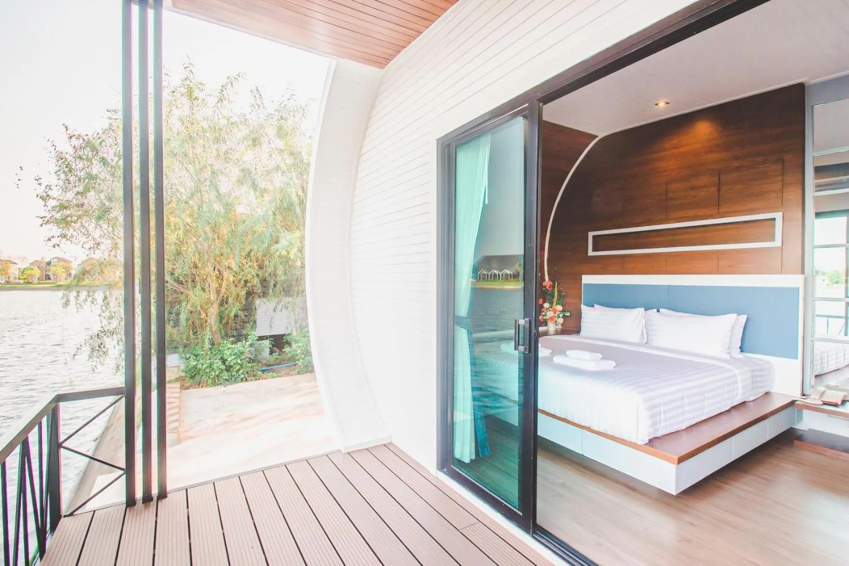 Bed in Saksiam Lakeside Resort