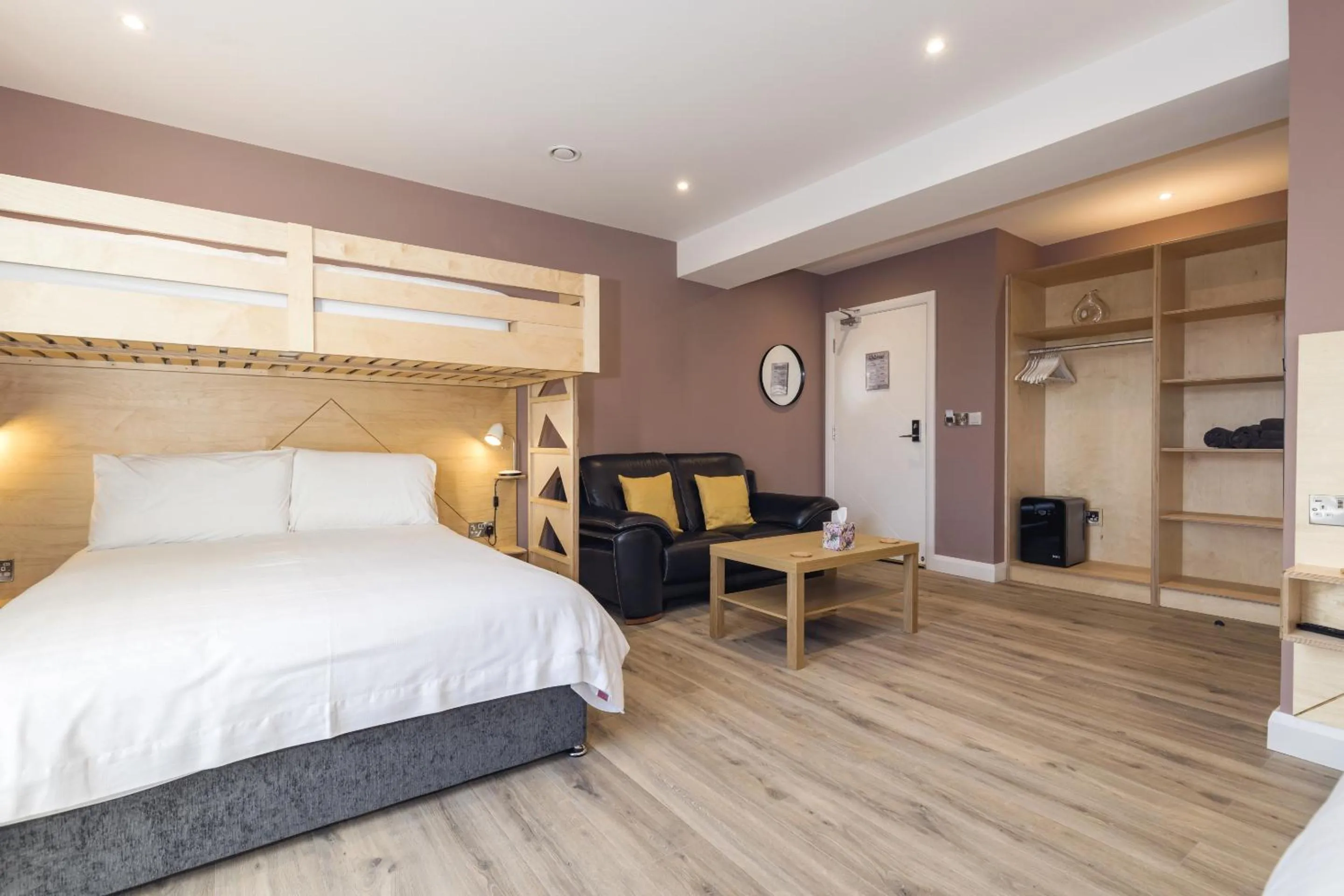 Bedroom, Bed in Port 56