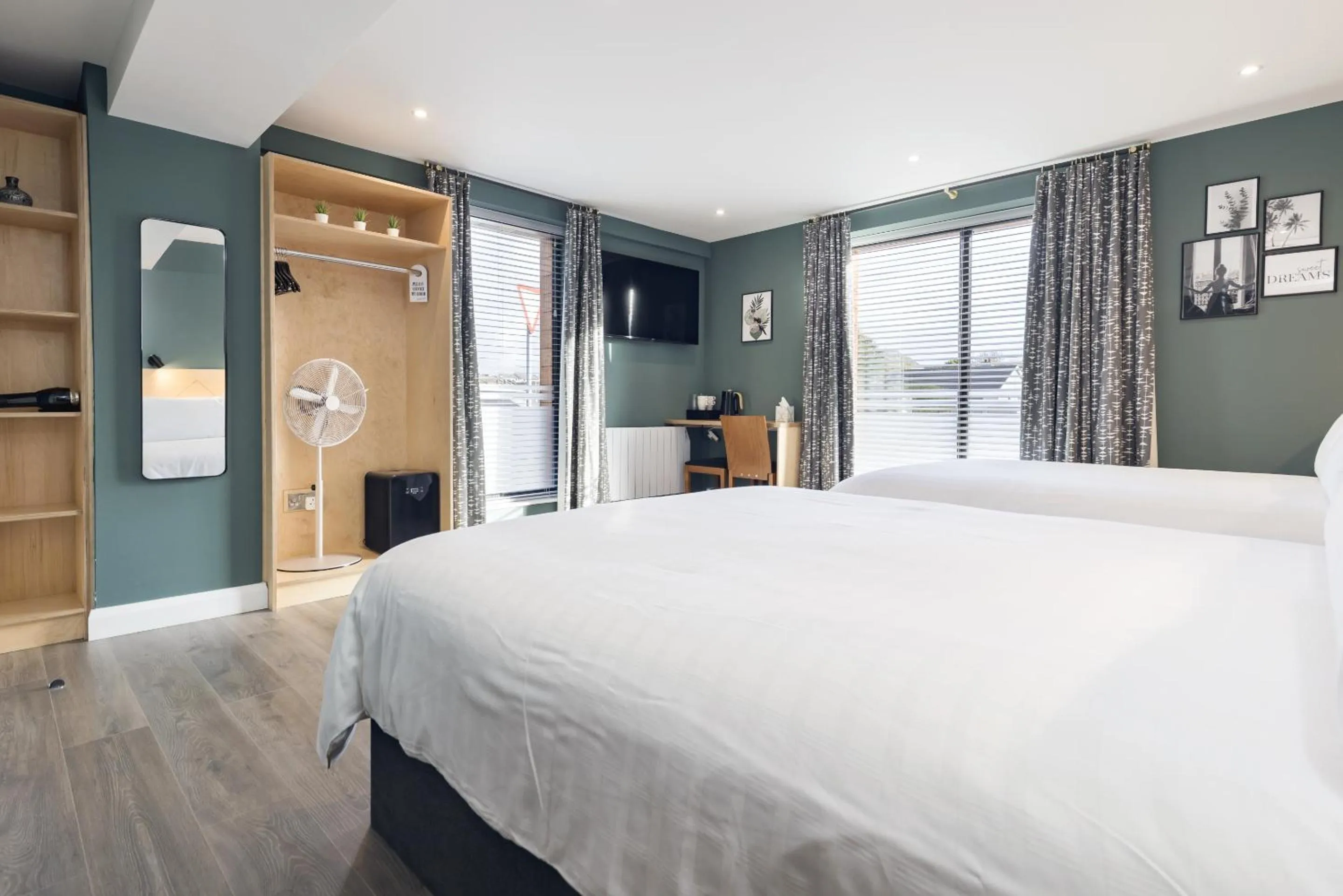 Bedroom, Bed in Port 56