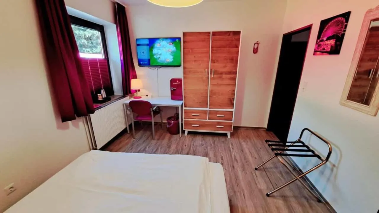 Photo of the whole room, Bed in Hotel Columbus und Glamping