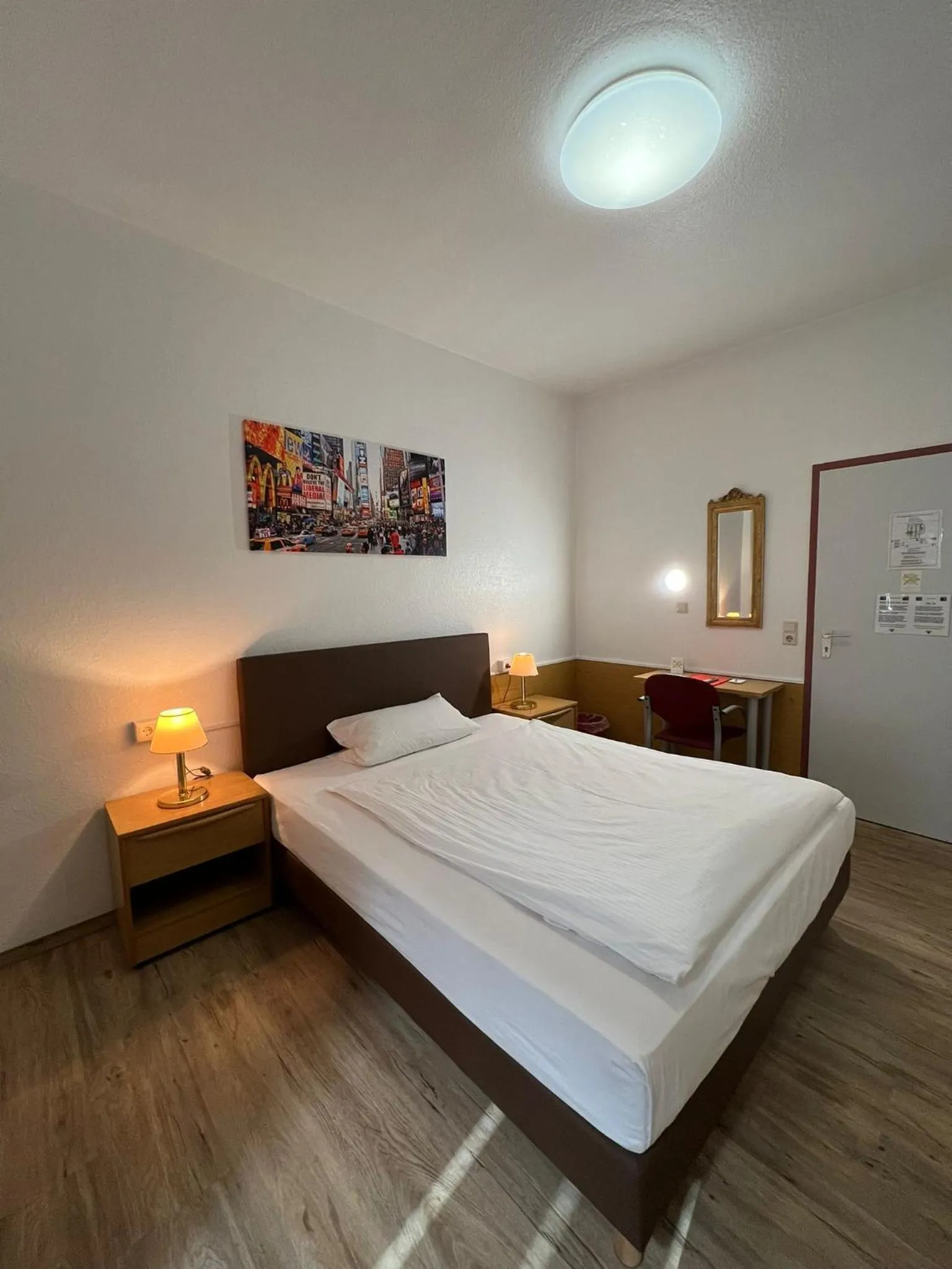 Photo of the whole room, Bed in Hotel Columbus und Glamping