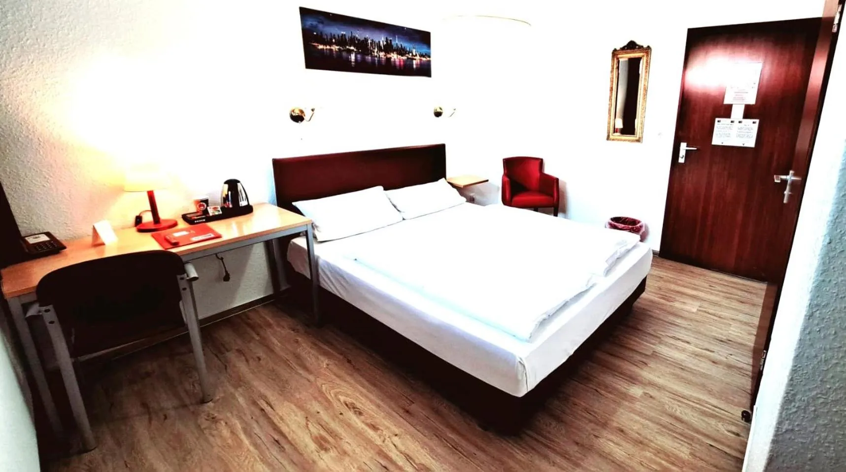 Photo of the whole room, Bed in Hotel Columbus und Glamping