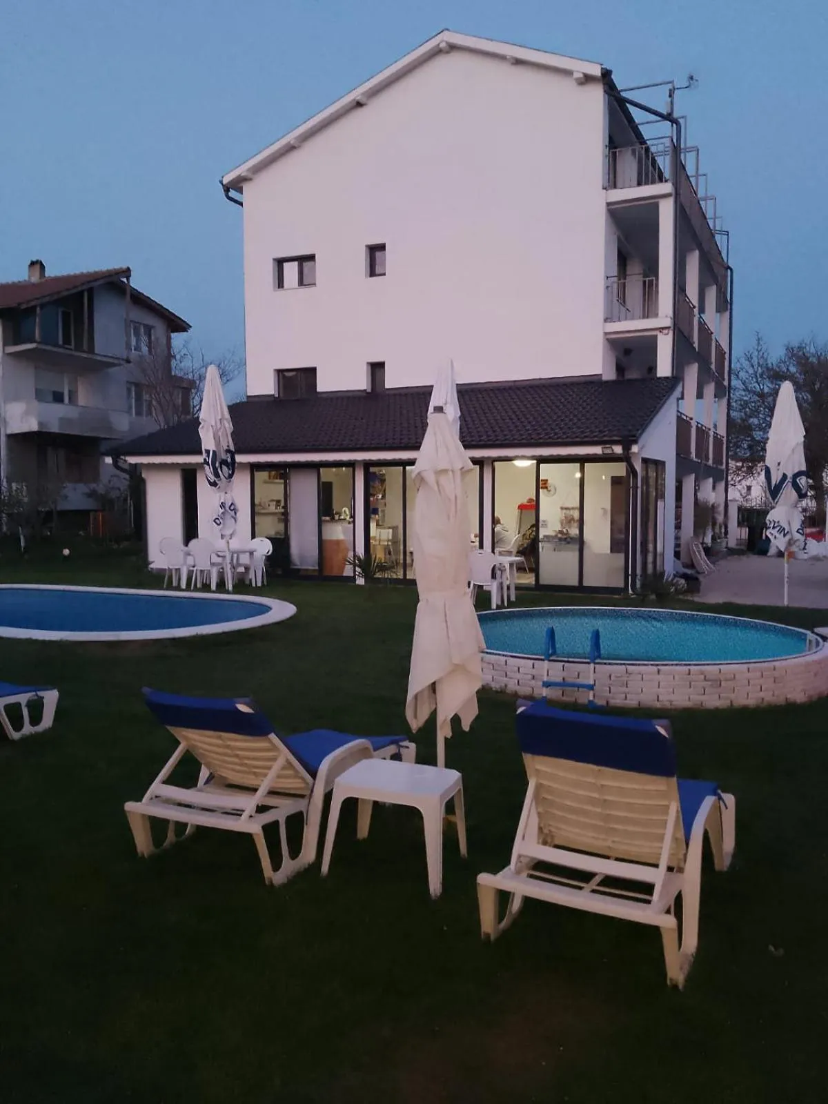 Patio in Weißer Schwan Белият лебед