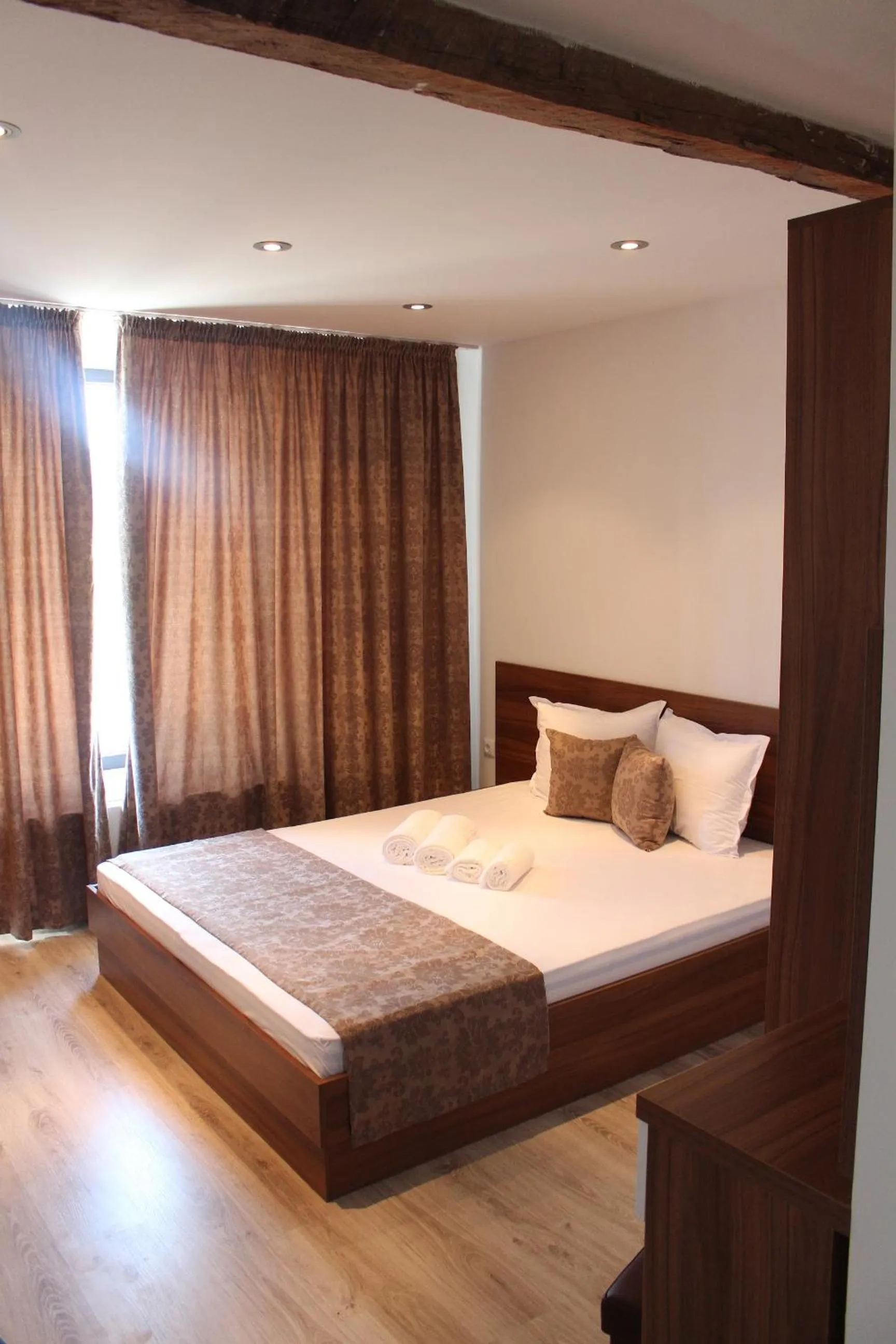 Photo of the whole room, Bed in Weißer Schwan Белият лебед