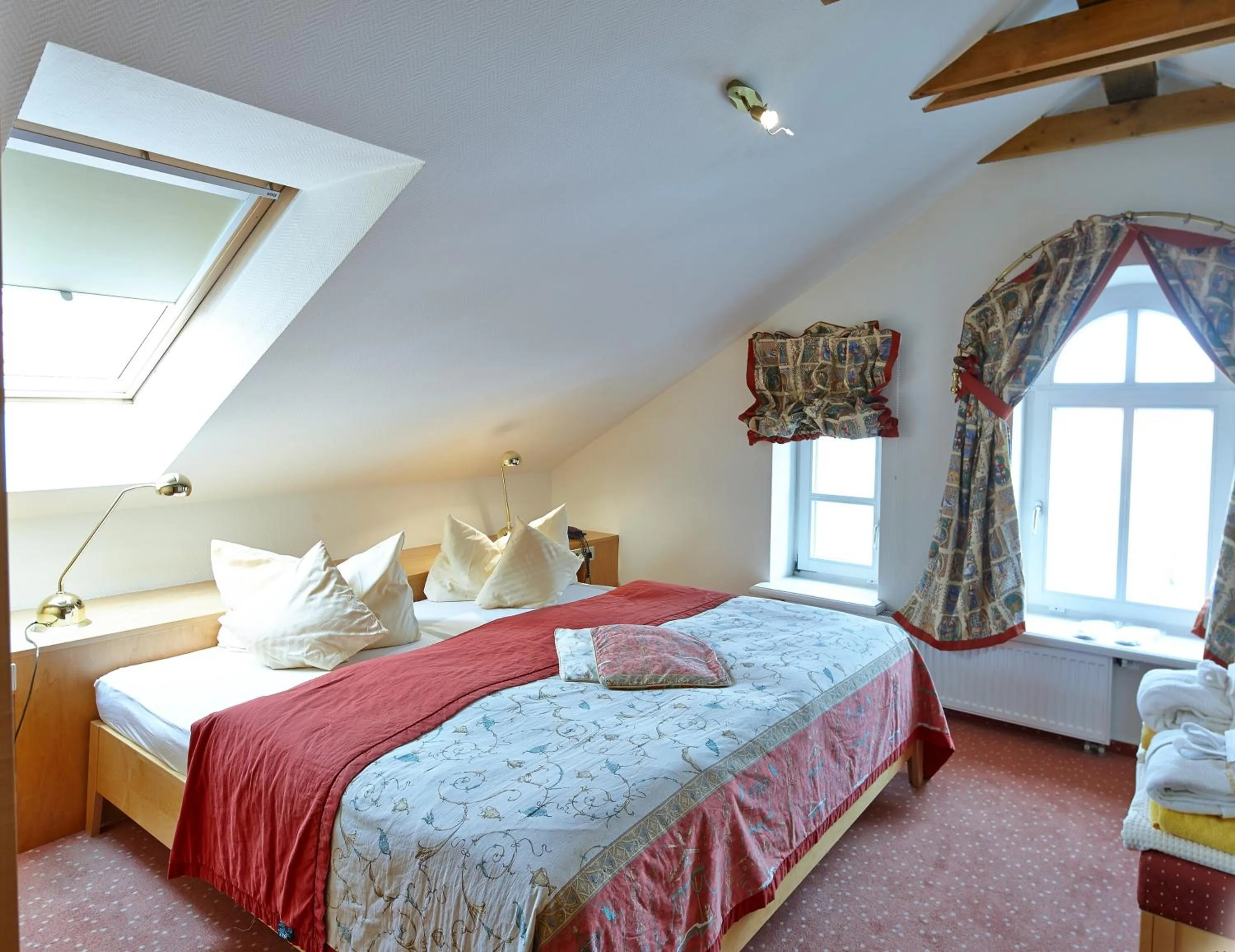 Photo of the whole room, Bed in Inselhotel VierJahreszeiten