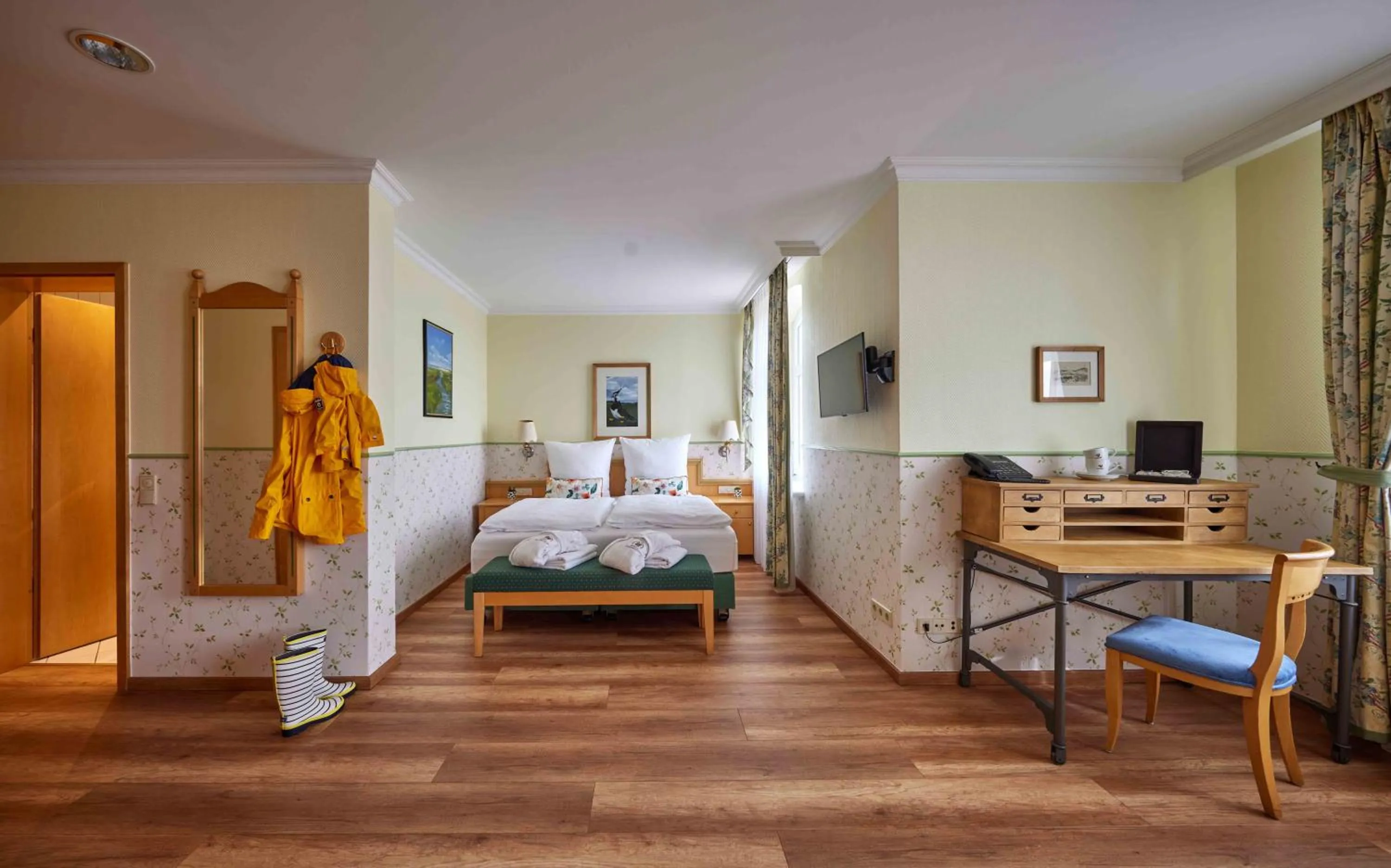 Photo of the whole room, Bed in Inselhotel VierJahreszeiten