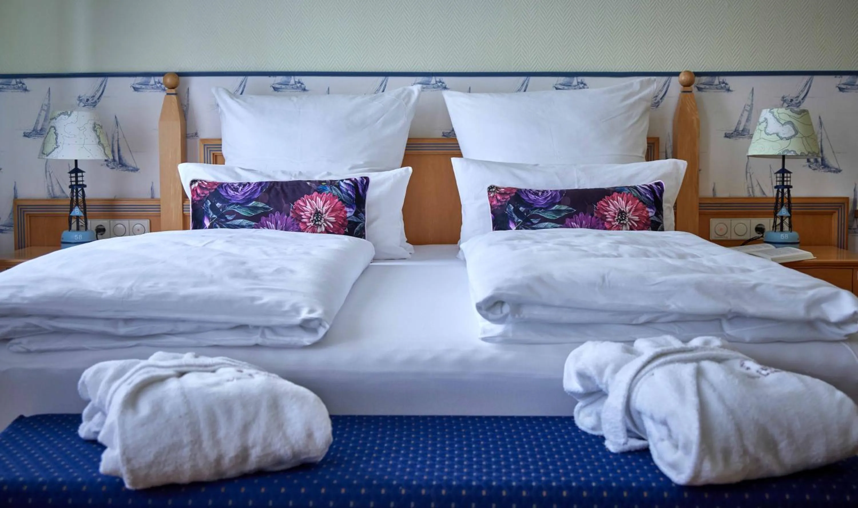 Photo of the whole room, Bed in Inselhotel VierJahreszeiten