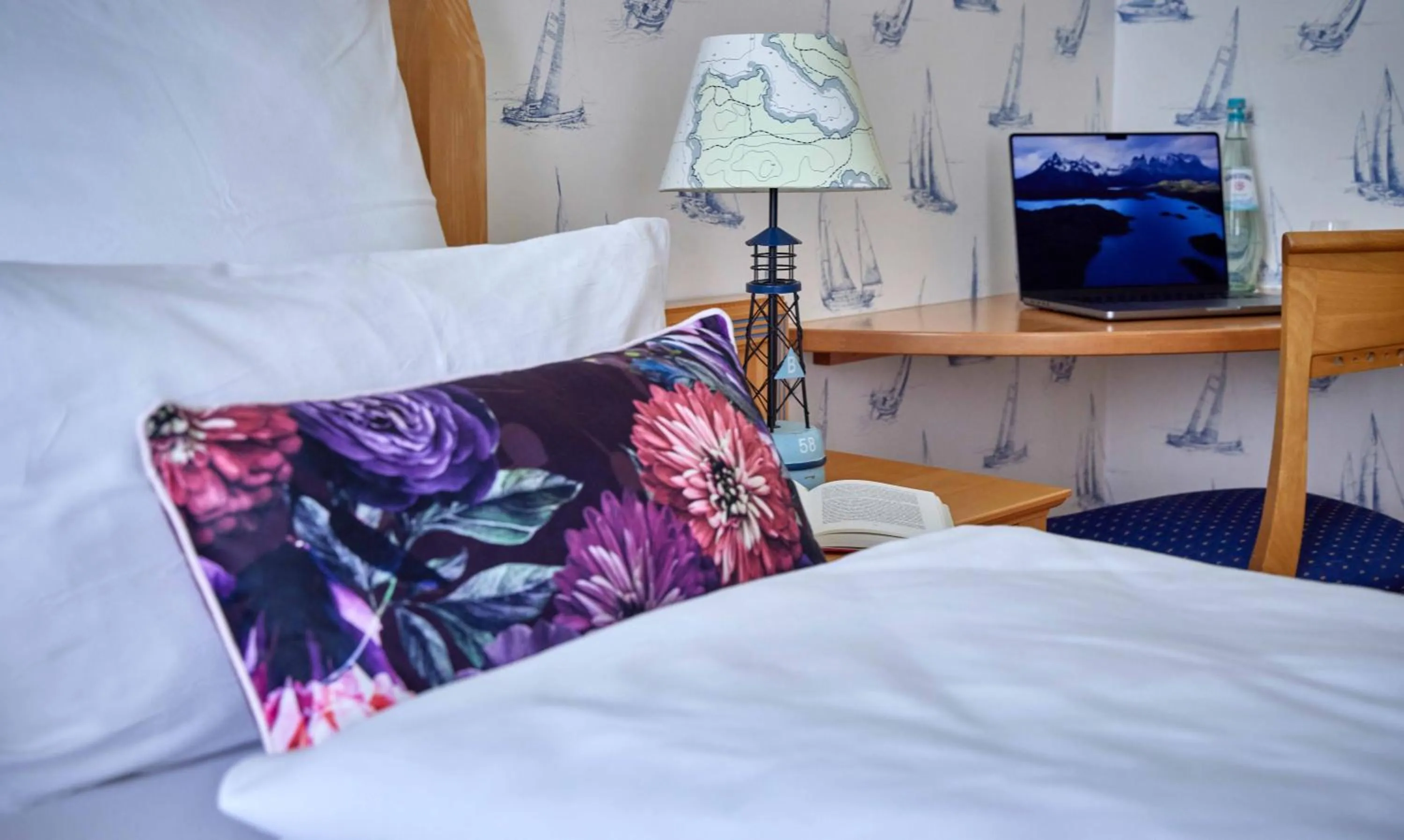 Photo of the whole room, Bed in Inselhotel VierJahreszeiten