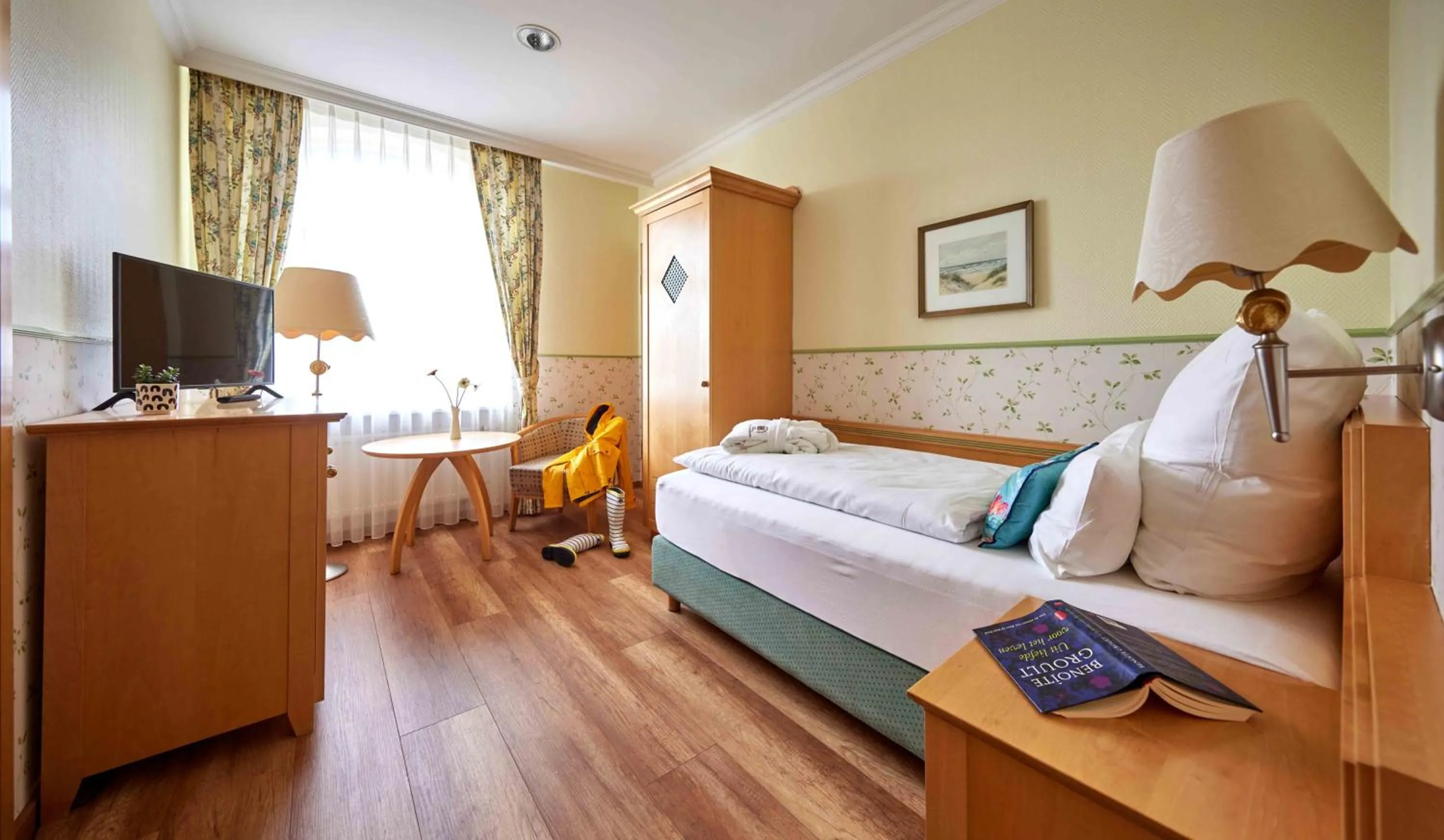 Photo of the whole room, Bed in Inselhotel VierJahreszeiten