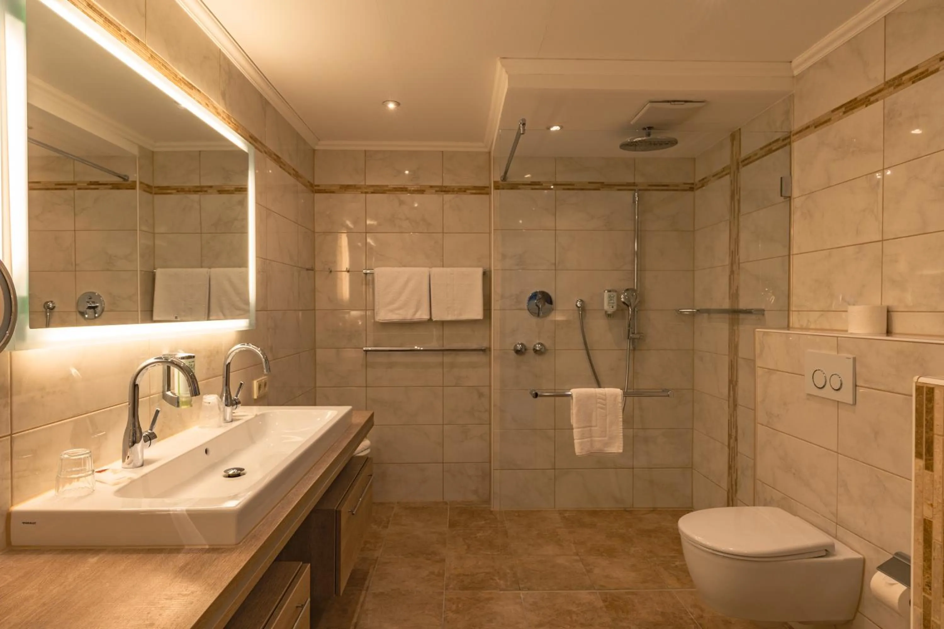 Shower in Parkhotel Crombach