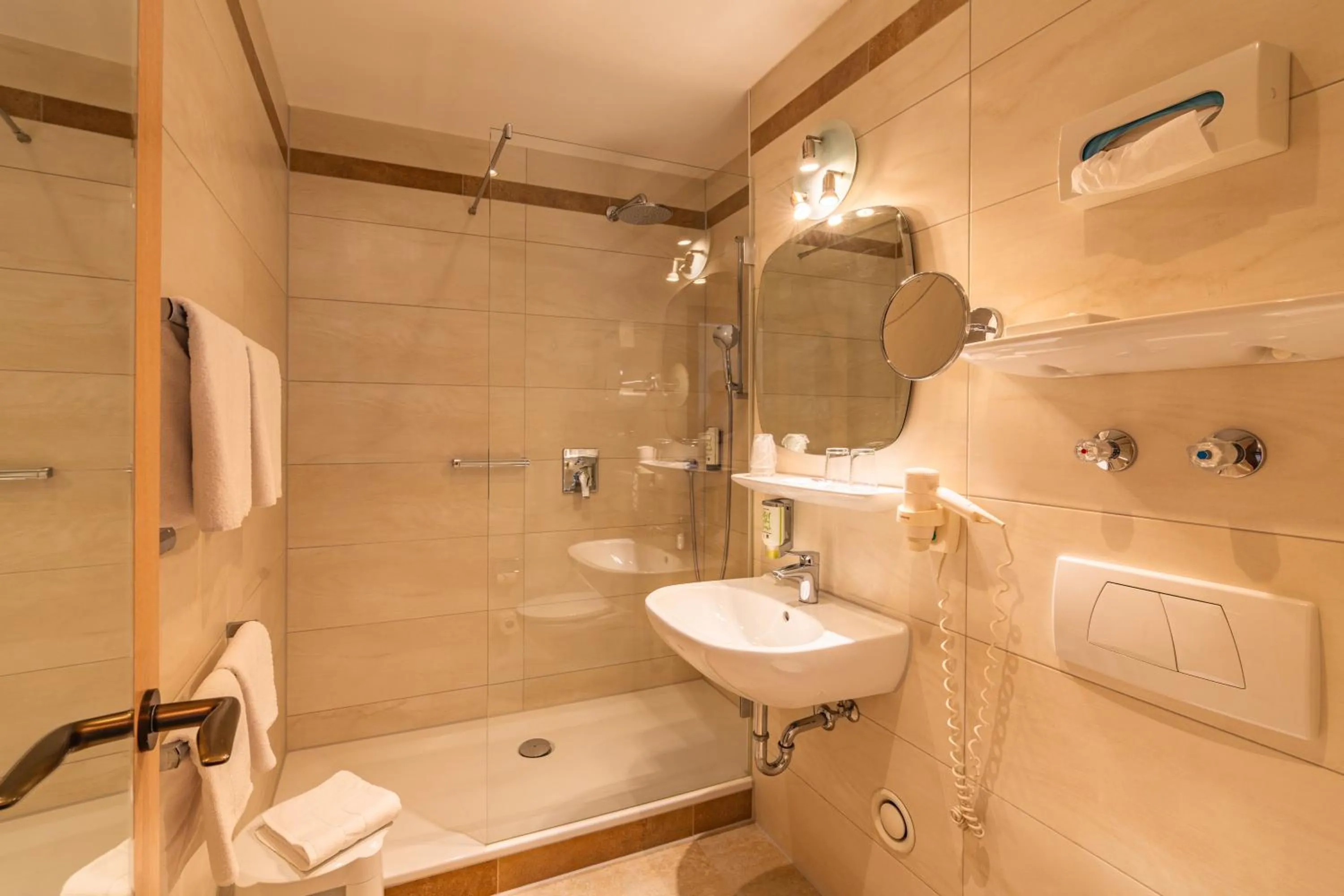 Shower in Parkhotel Crombach