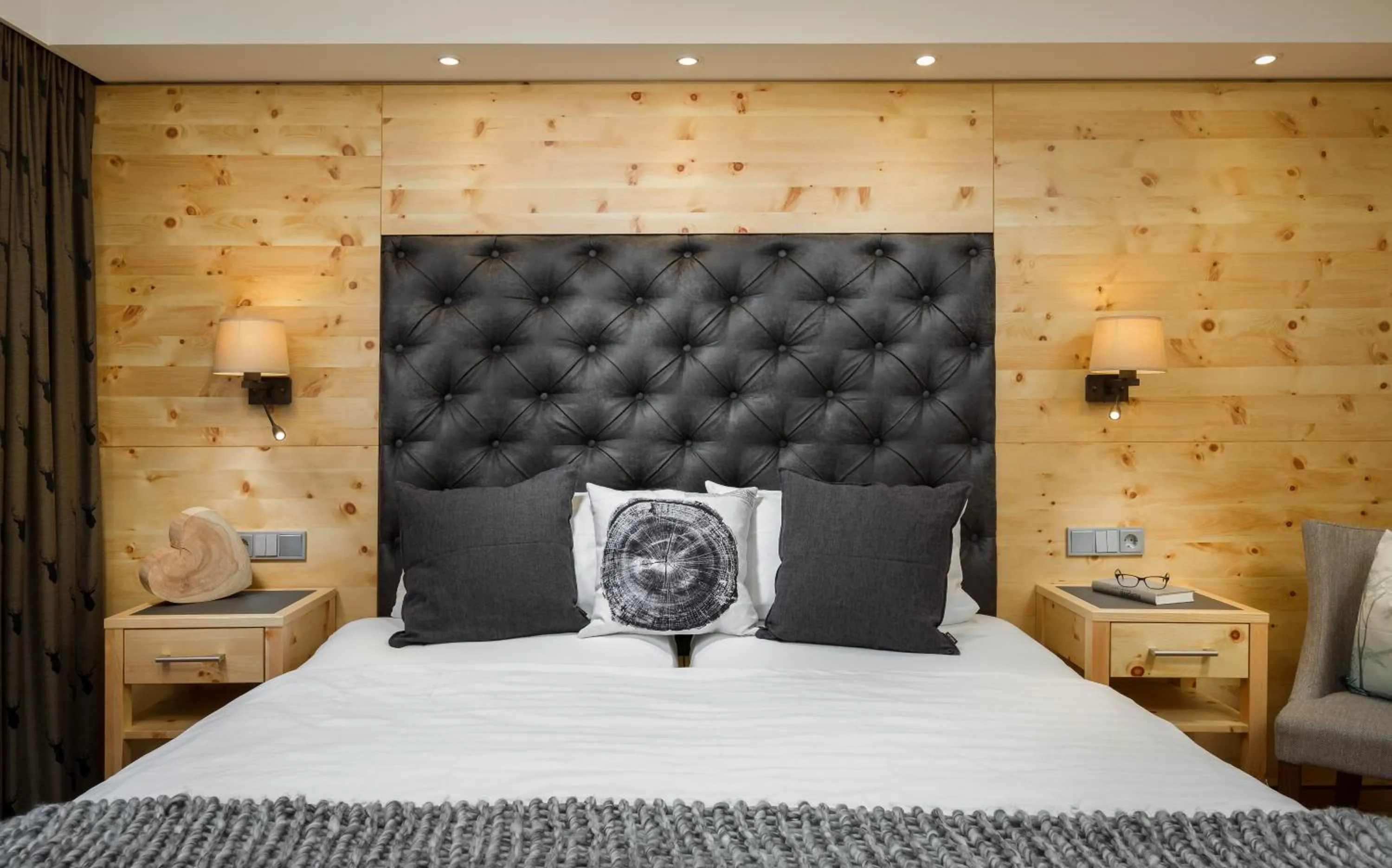 Decorative detail, Bed in Hotel Weinbauer