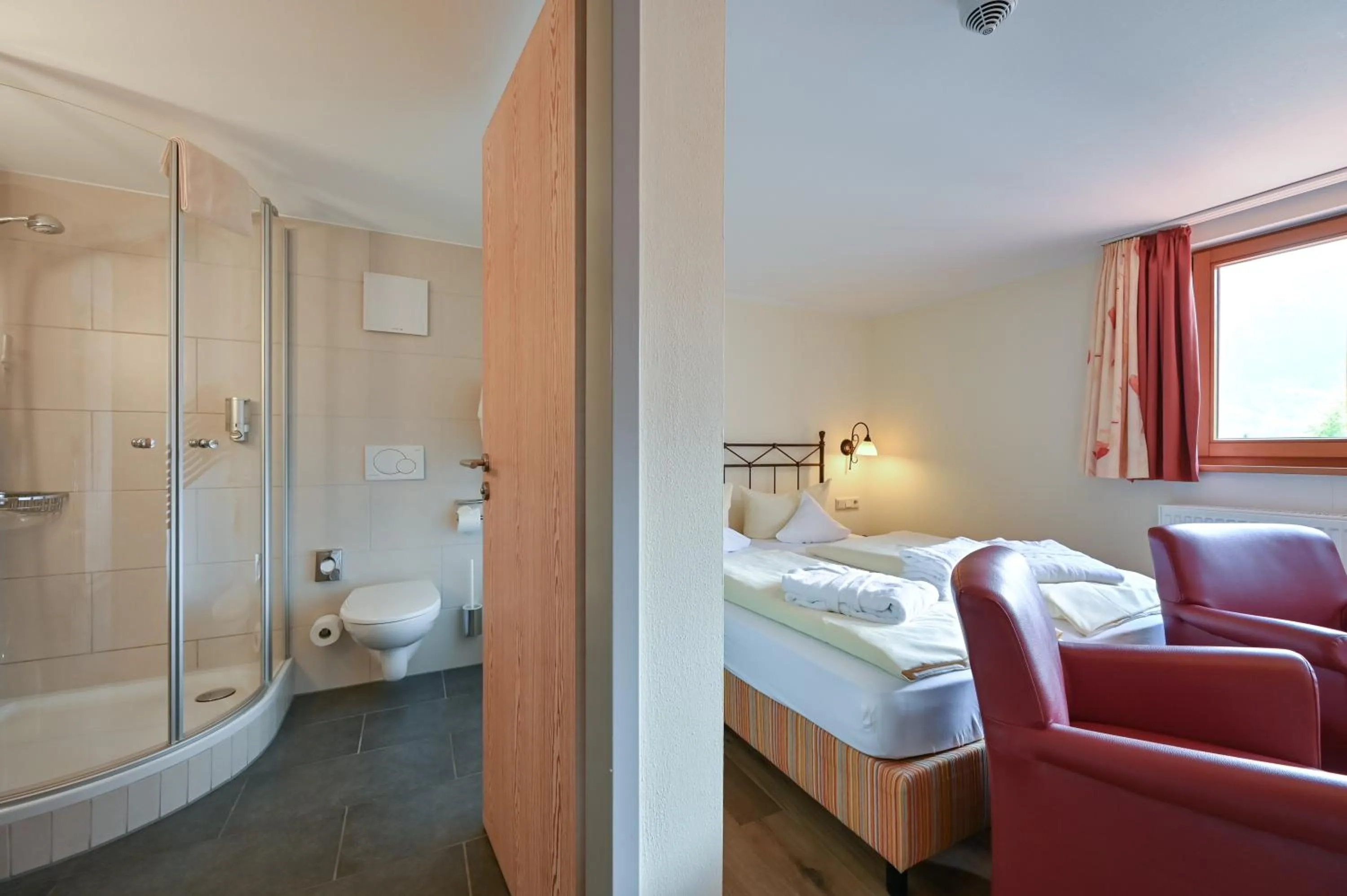 Bathroom, Bed in Hotel Weinbauer