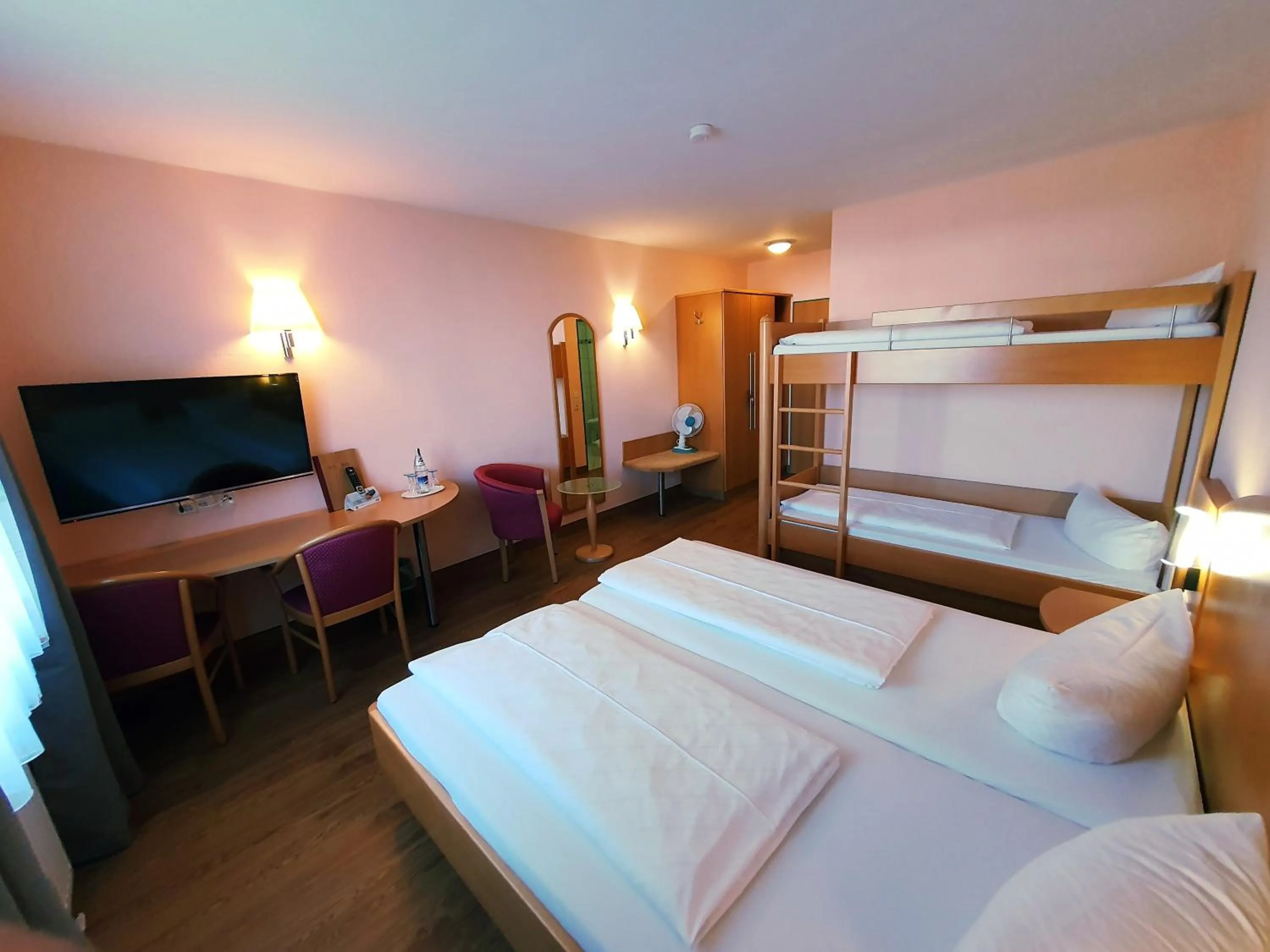 Photo of the whole room, Bed in Hotel SunParc - SHUTTLE zum Europa-Park Rust 4km & Rulantica 2km