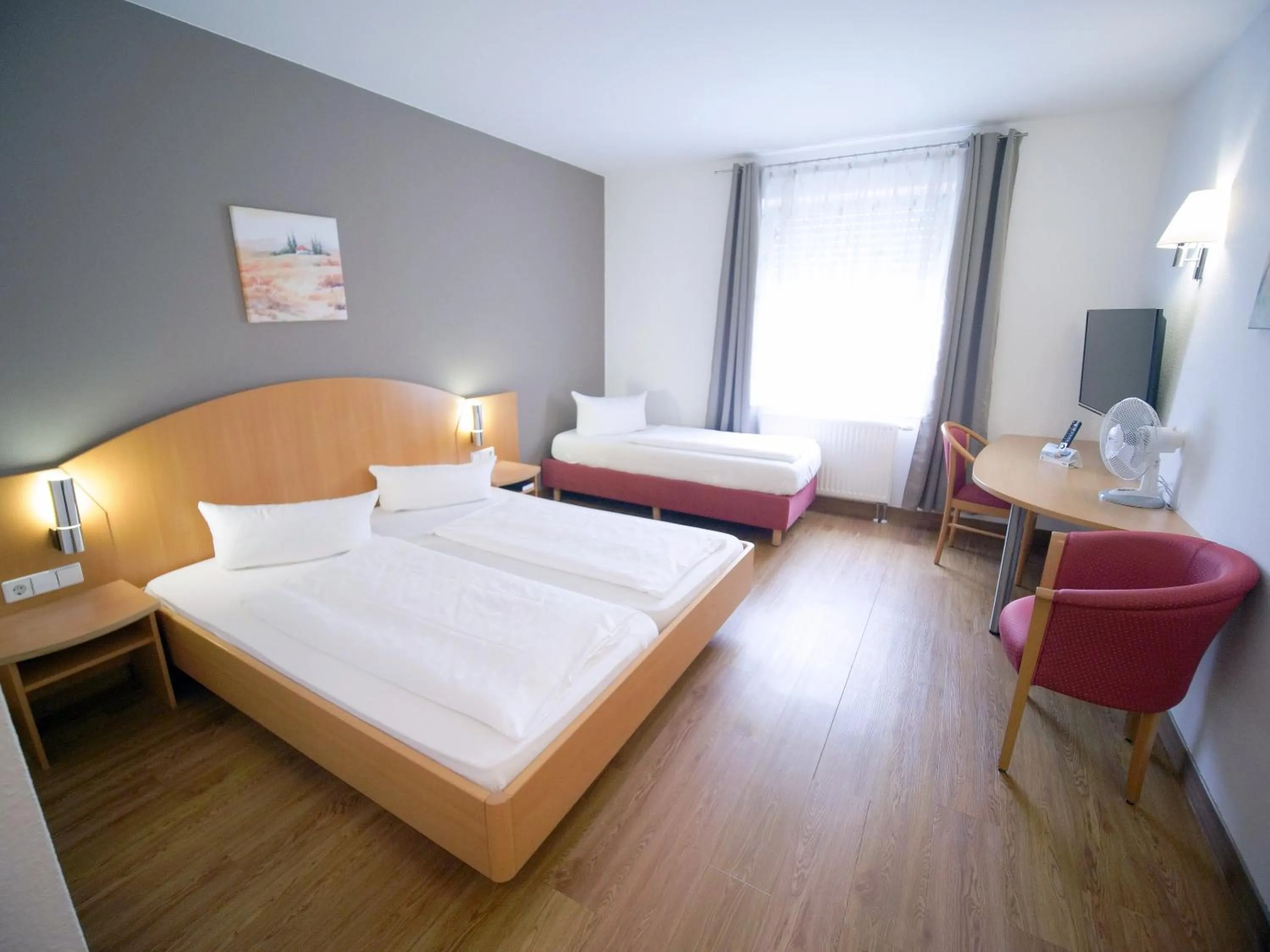 Bed in Hotel SunParc - SHUTTLE zum Europa-Park Rust 4km & Rulantica 2km