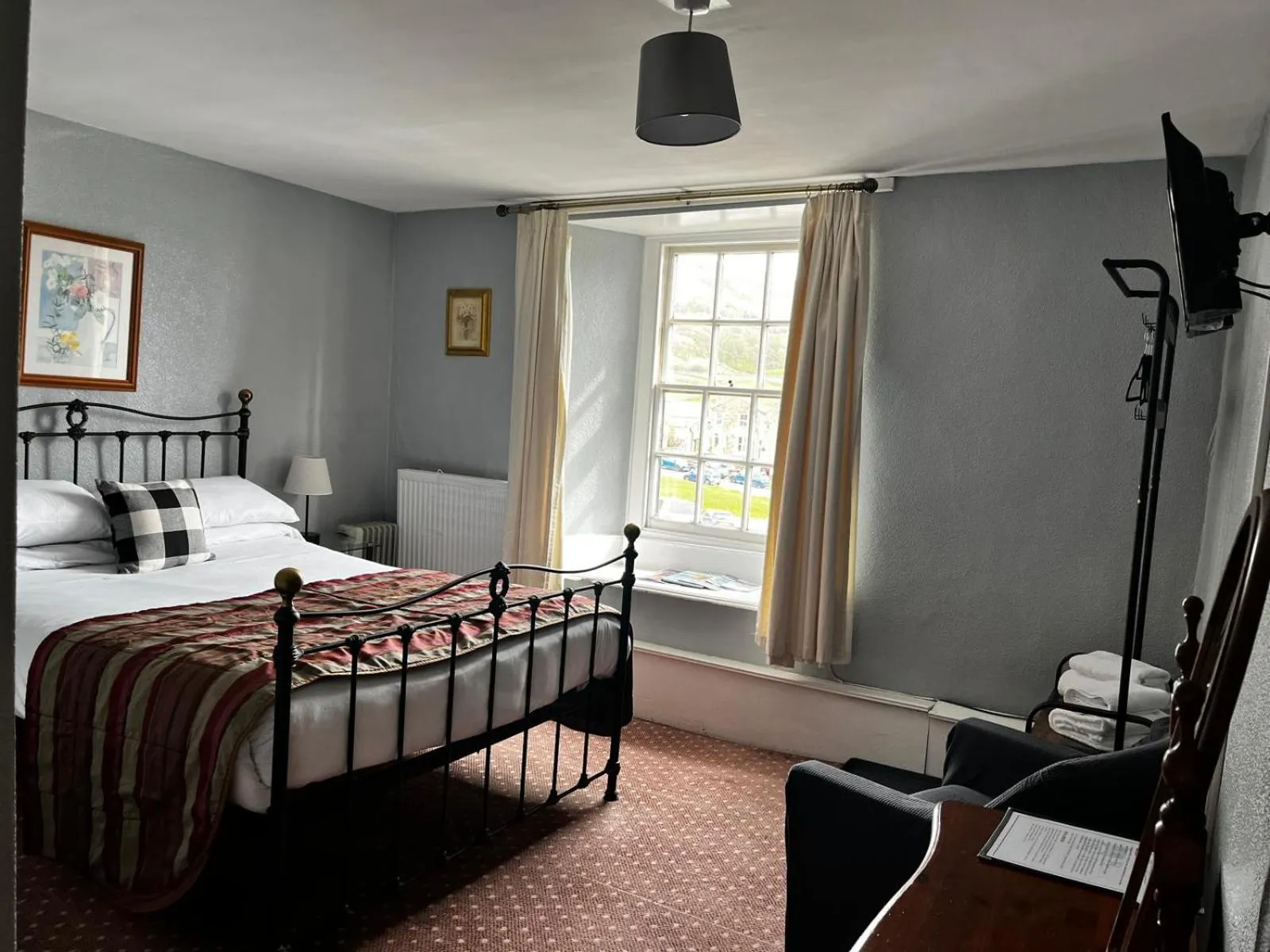 Photo of the whole room, Bed in Black Bull Hotel