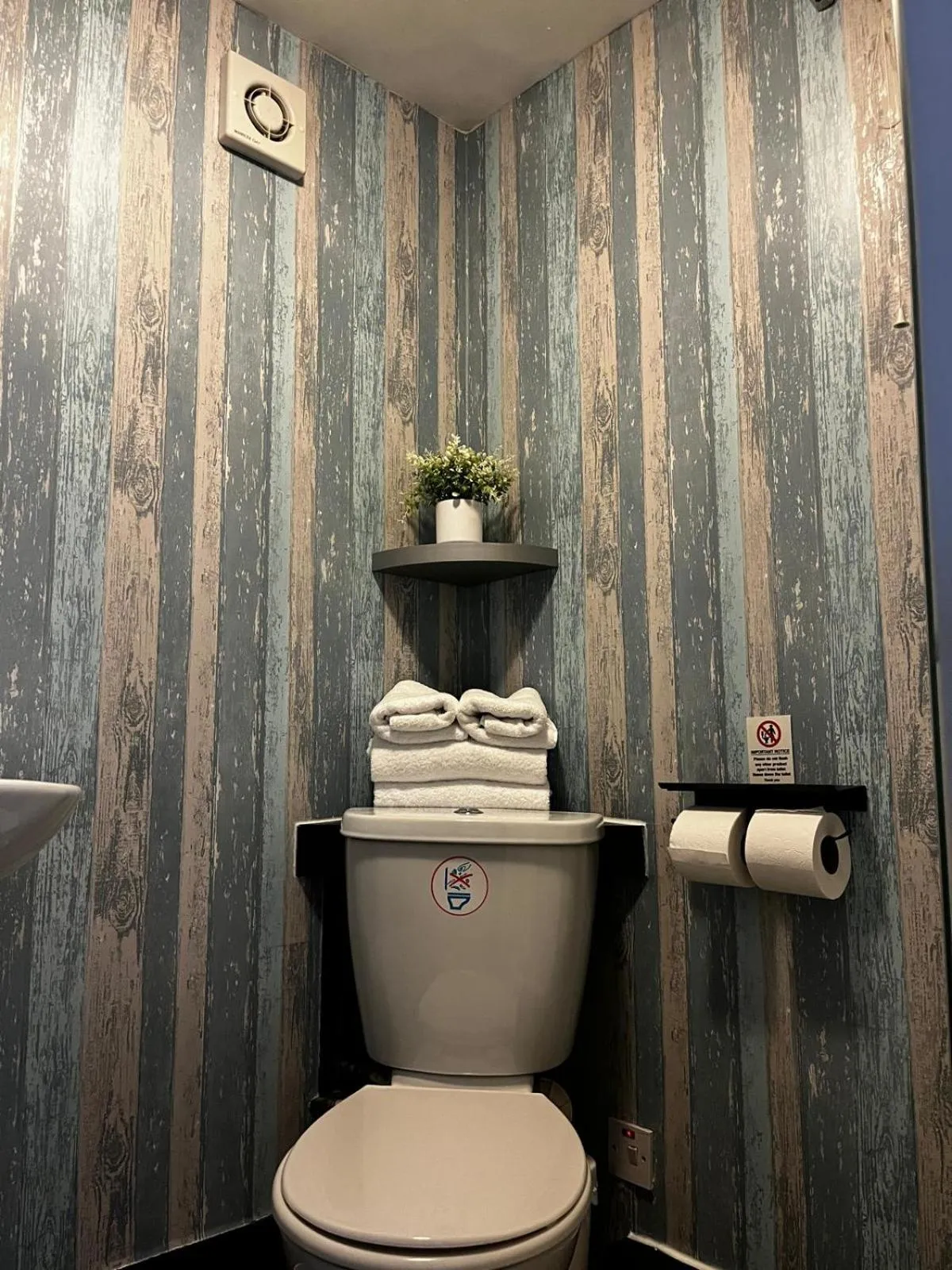 Toilet in Black Bull Hotel