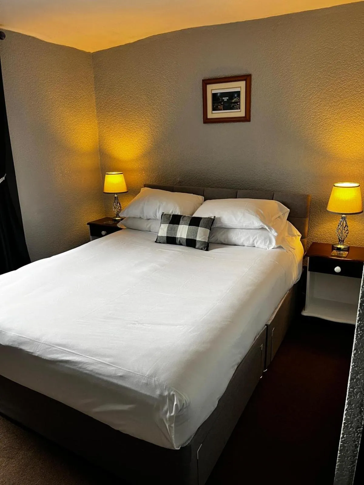 Bedroom, Bed in Black Bull Hotel