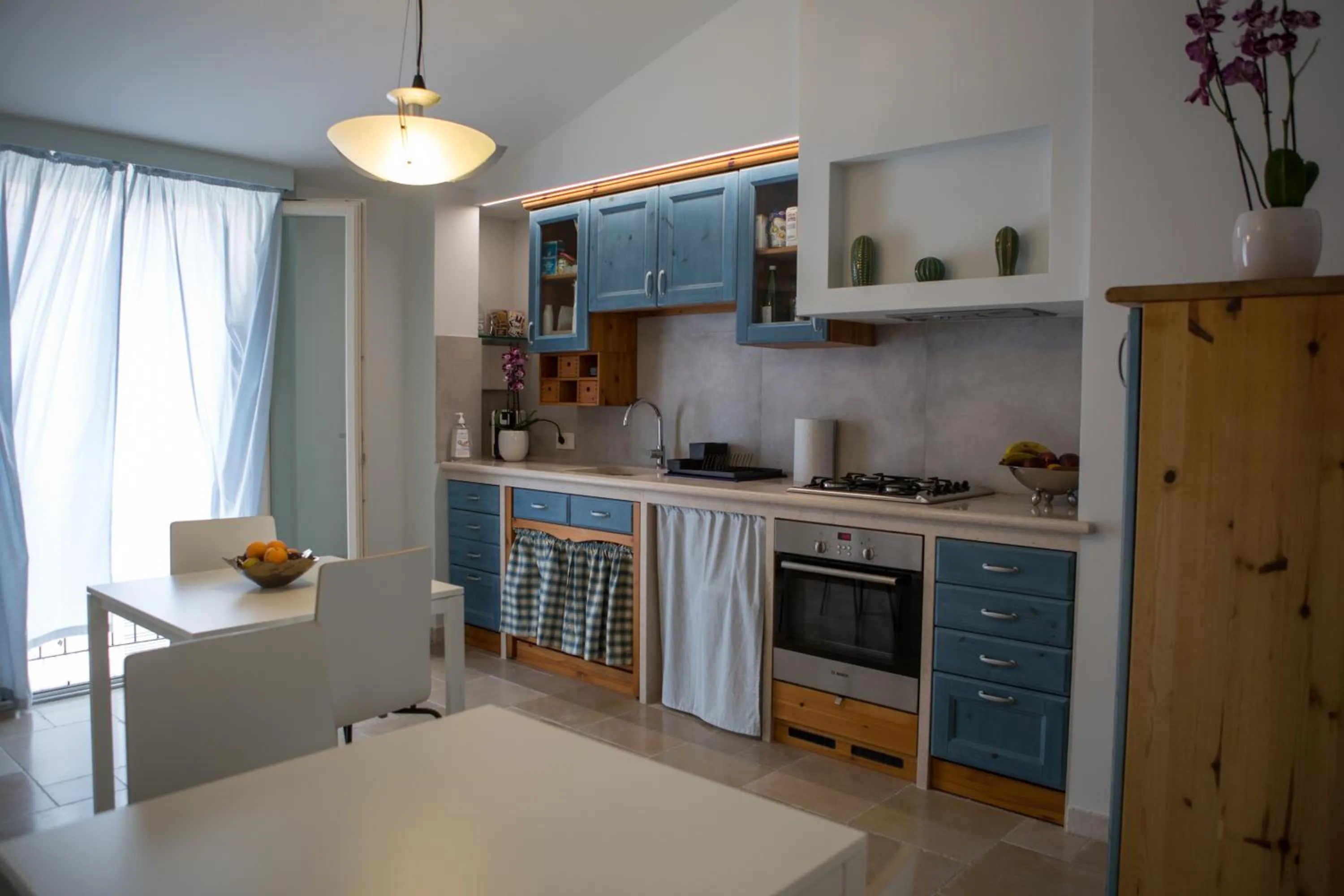 Communal kitchen in B&B Borgo Marinaro